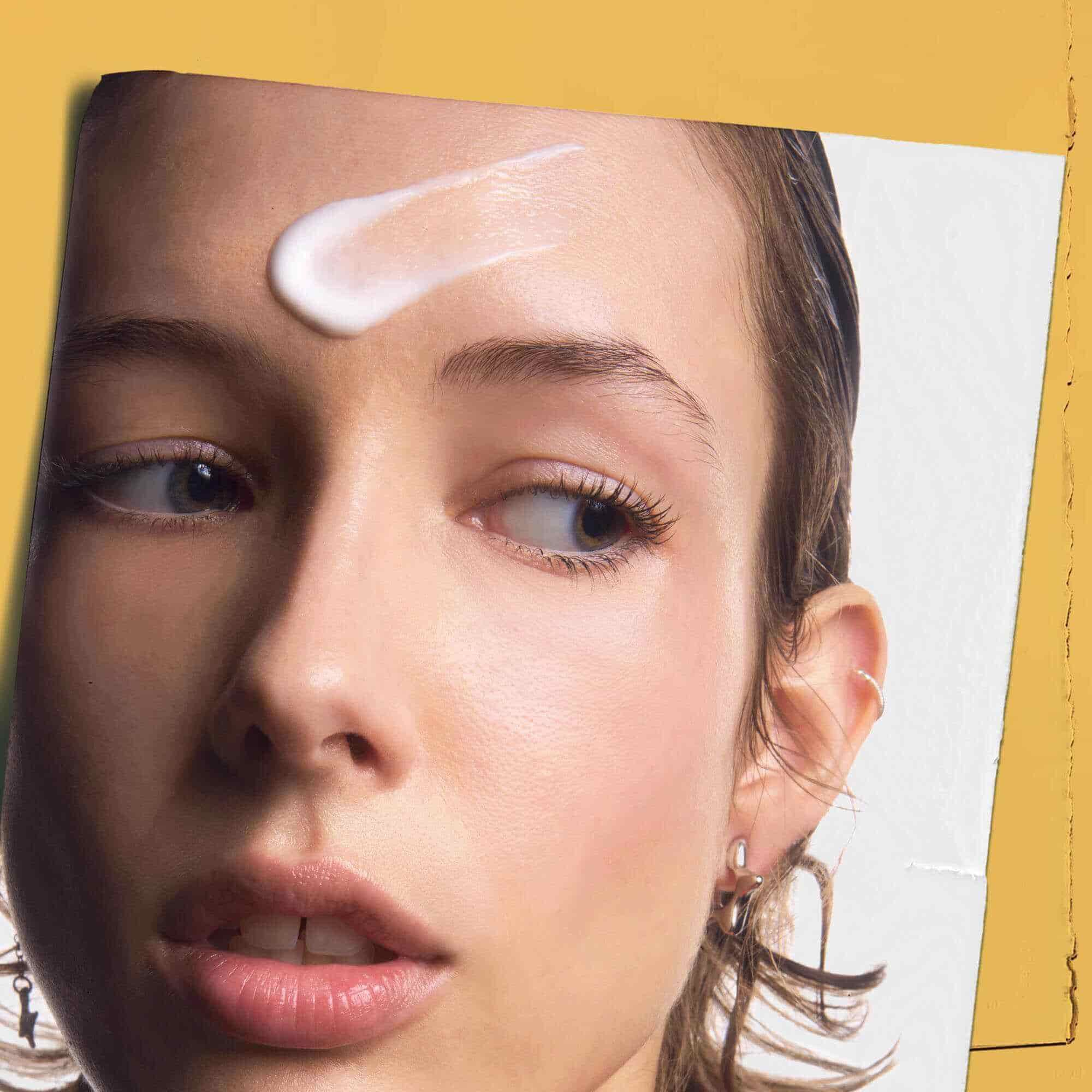 Powerful-Strength Line-Reducing Concentrate applicato sulla fronte di una persona, a dimostrazione del suo utilizzo.