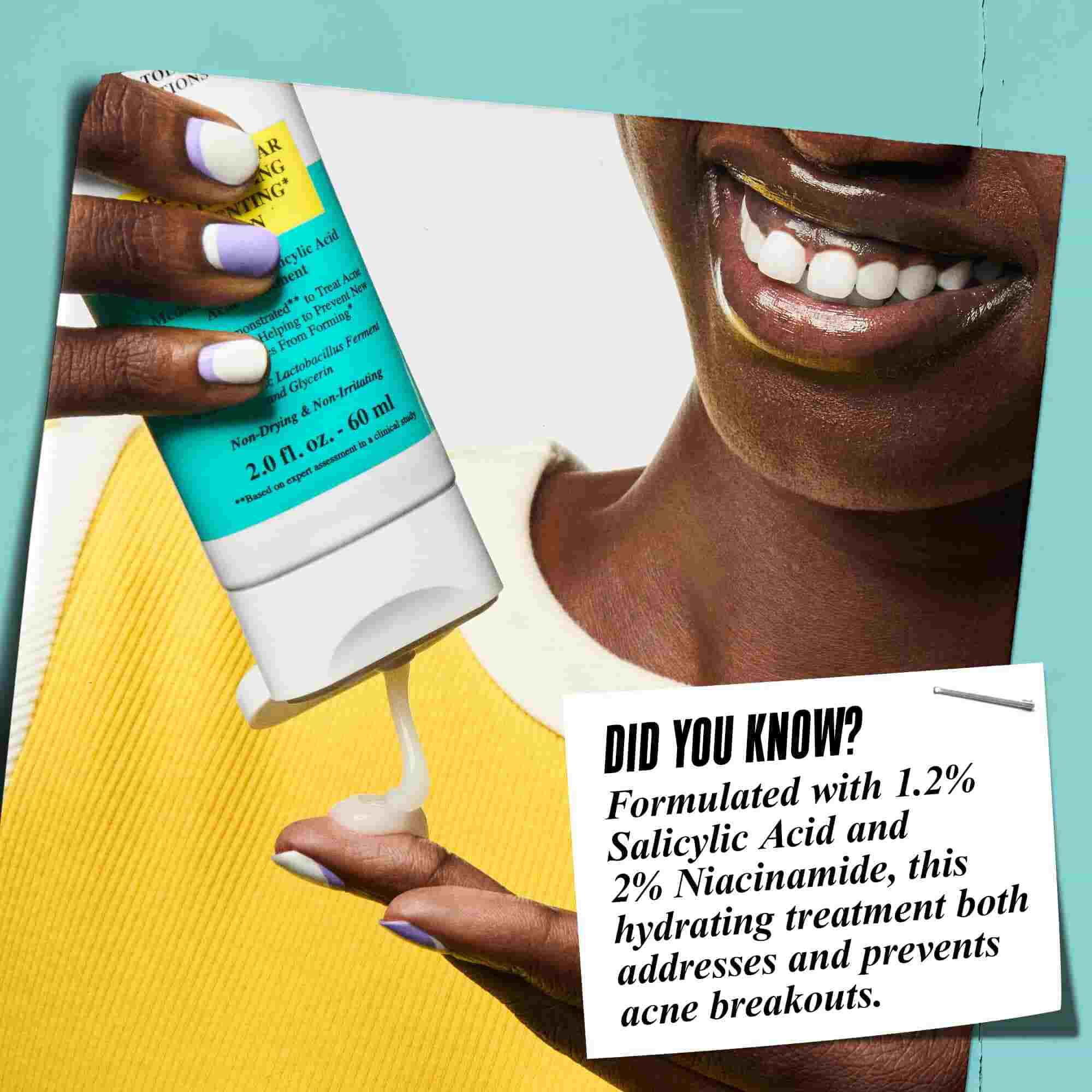 Una mano che tiene Expertly Clear Blemish-Treating & Preventing Lotion con testo che recita: "Lo sapevi? Formulato con 1,2% di acido salicilico e 2% di niacinamide, questo trattamento idratante affronta e previene l'acne attiva."