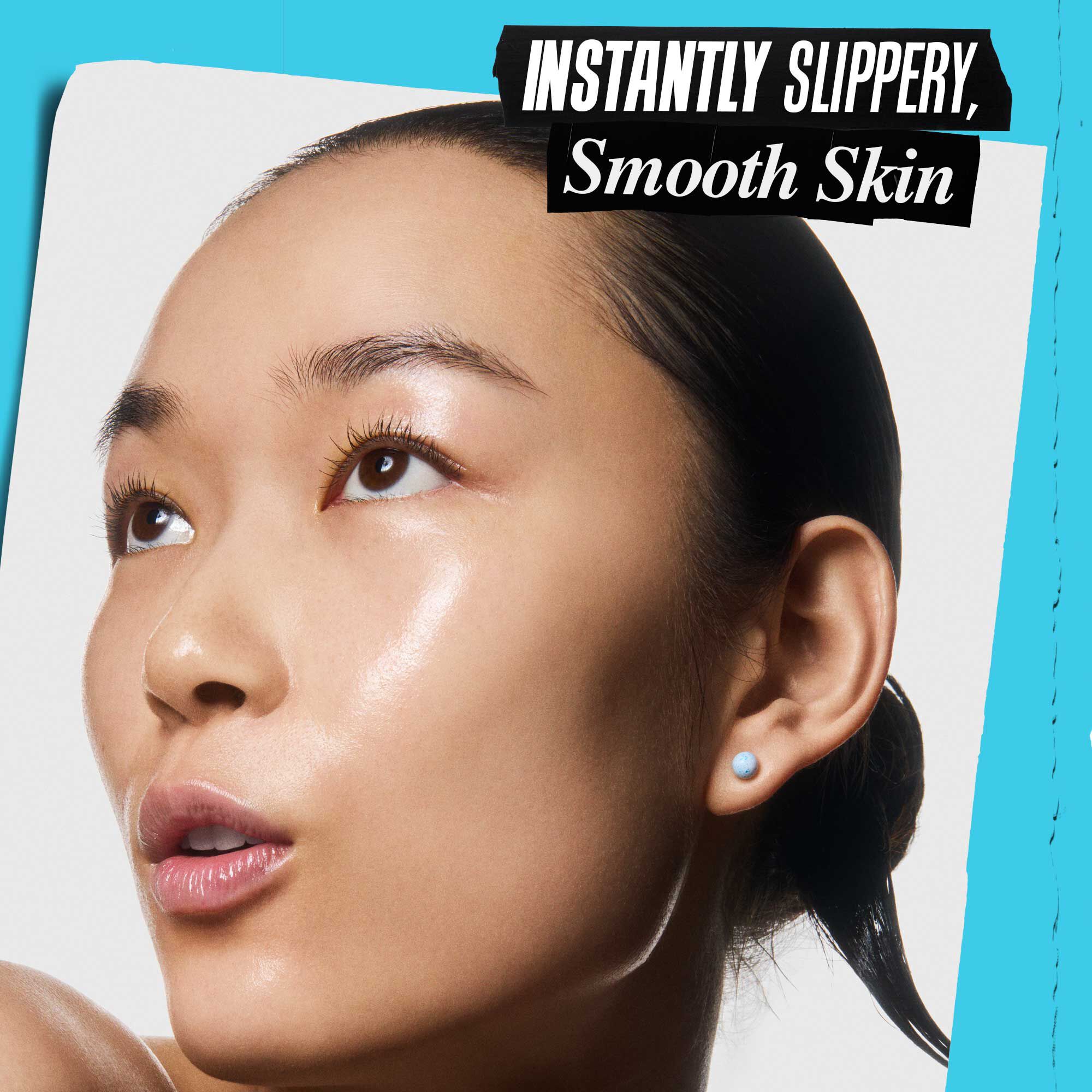 Una persona che applica Kiehl's Clearly Corrective Triple Acid Peel sulla pelle.