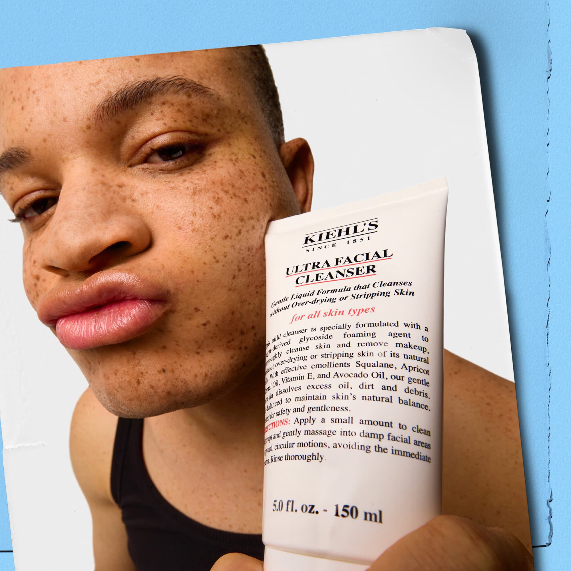 Modella con in mano un tubetto di Kiehl's Ultra Facial Cleanser