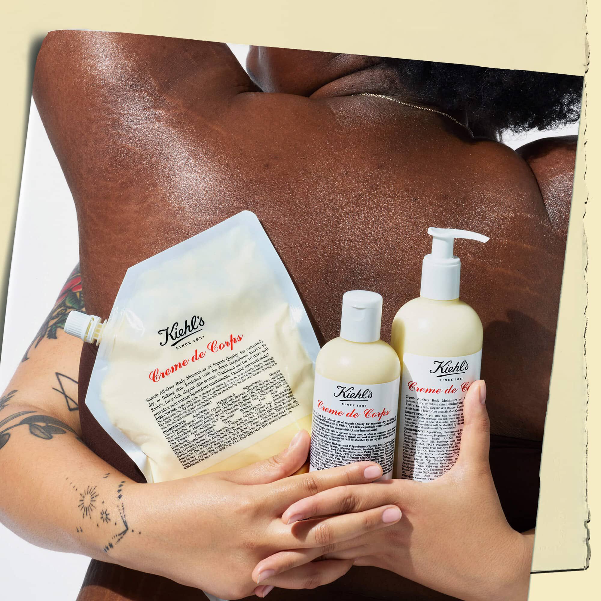 Due modelli che si abbracciano e tengono in mano tre flaconi di Creme de Corps di varie dimensioni