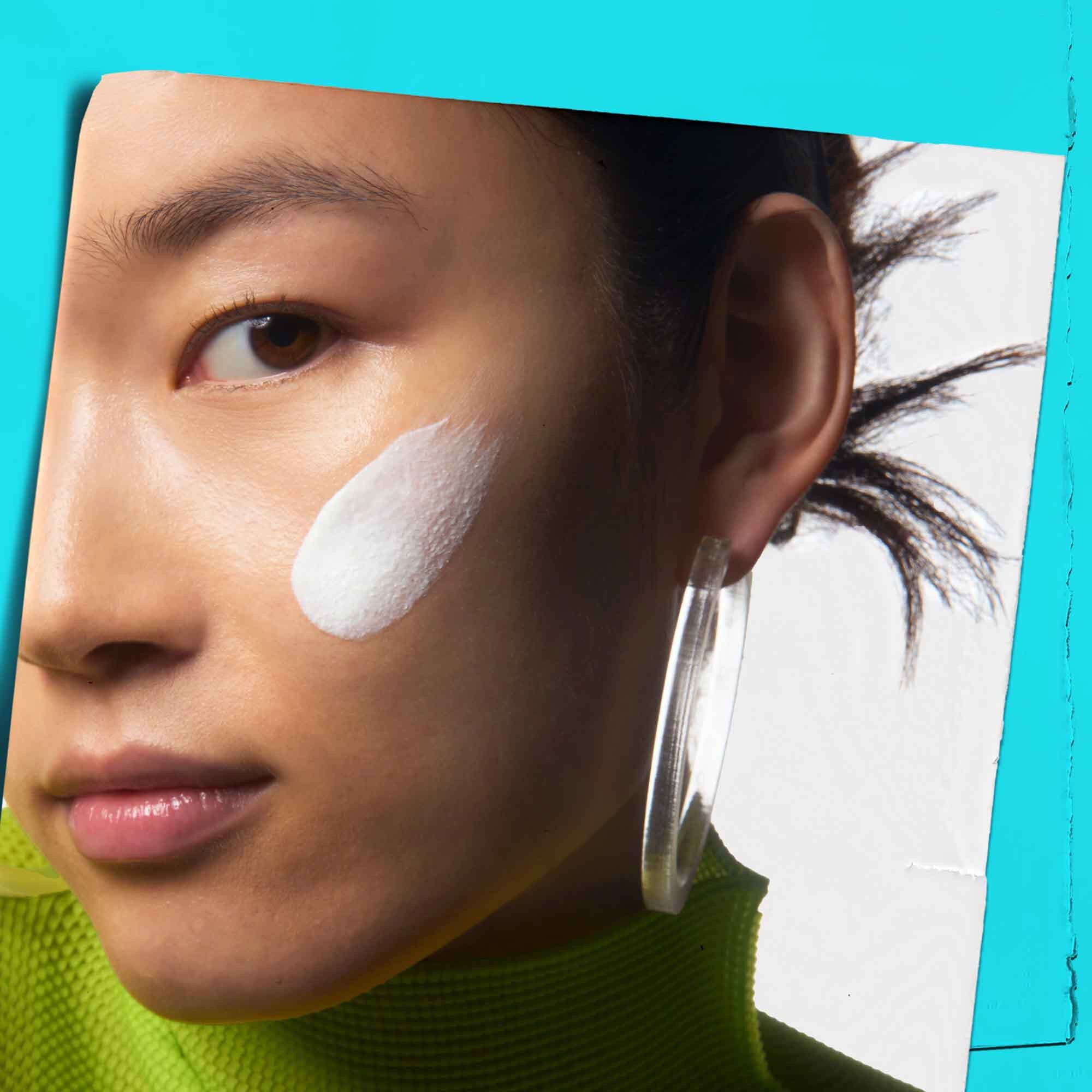 Ultra Light Daily UV Defense Aqua Gel applicato sulla pelle.