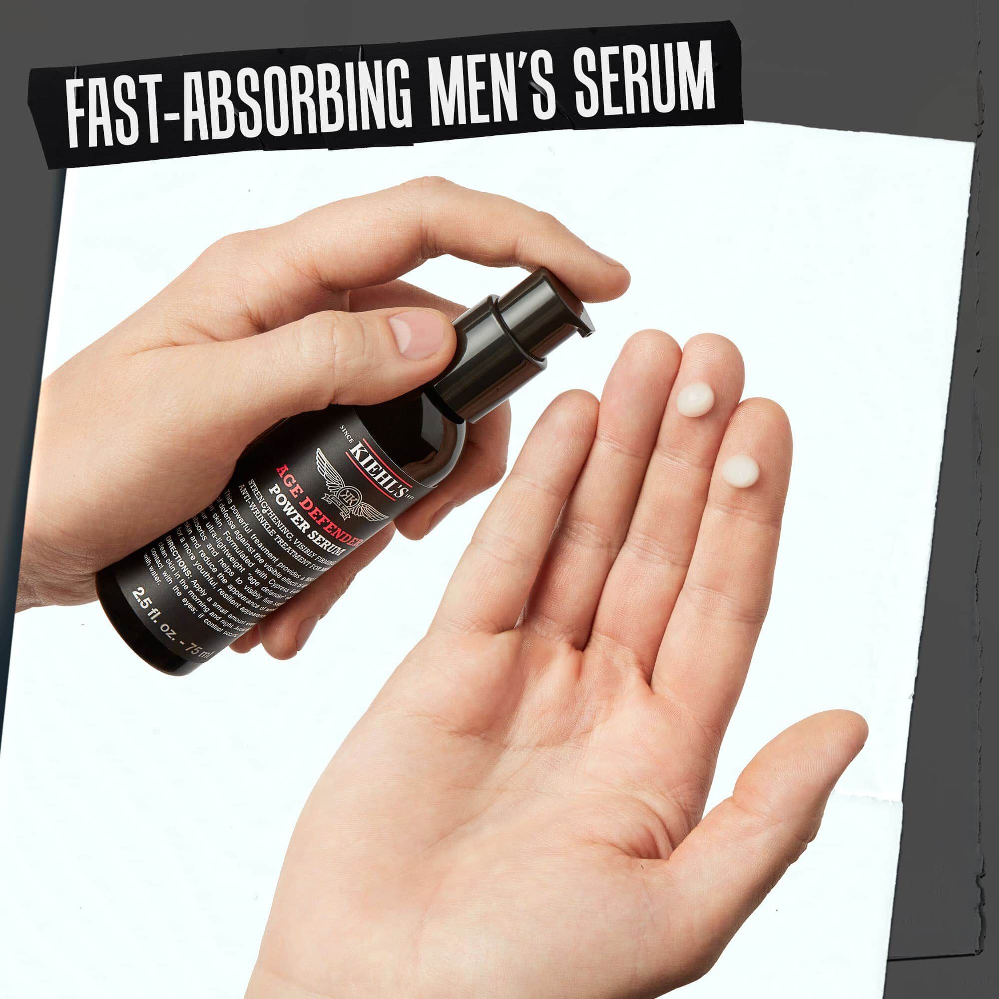 Mano che eroga Age Defender Power Serum; siero uomo a rapido assorbimento.