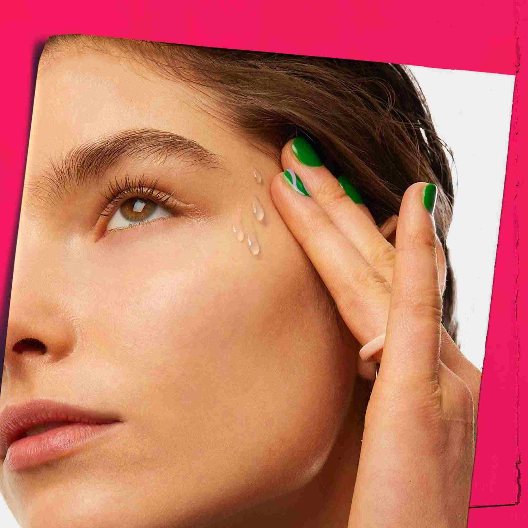 Ultra Pure 9.8% Glycolic Acid Serum applicato sulla pelle.