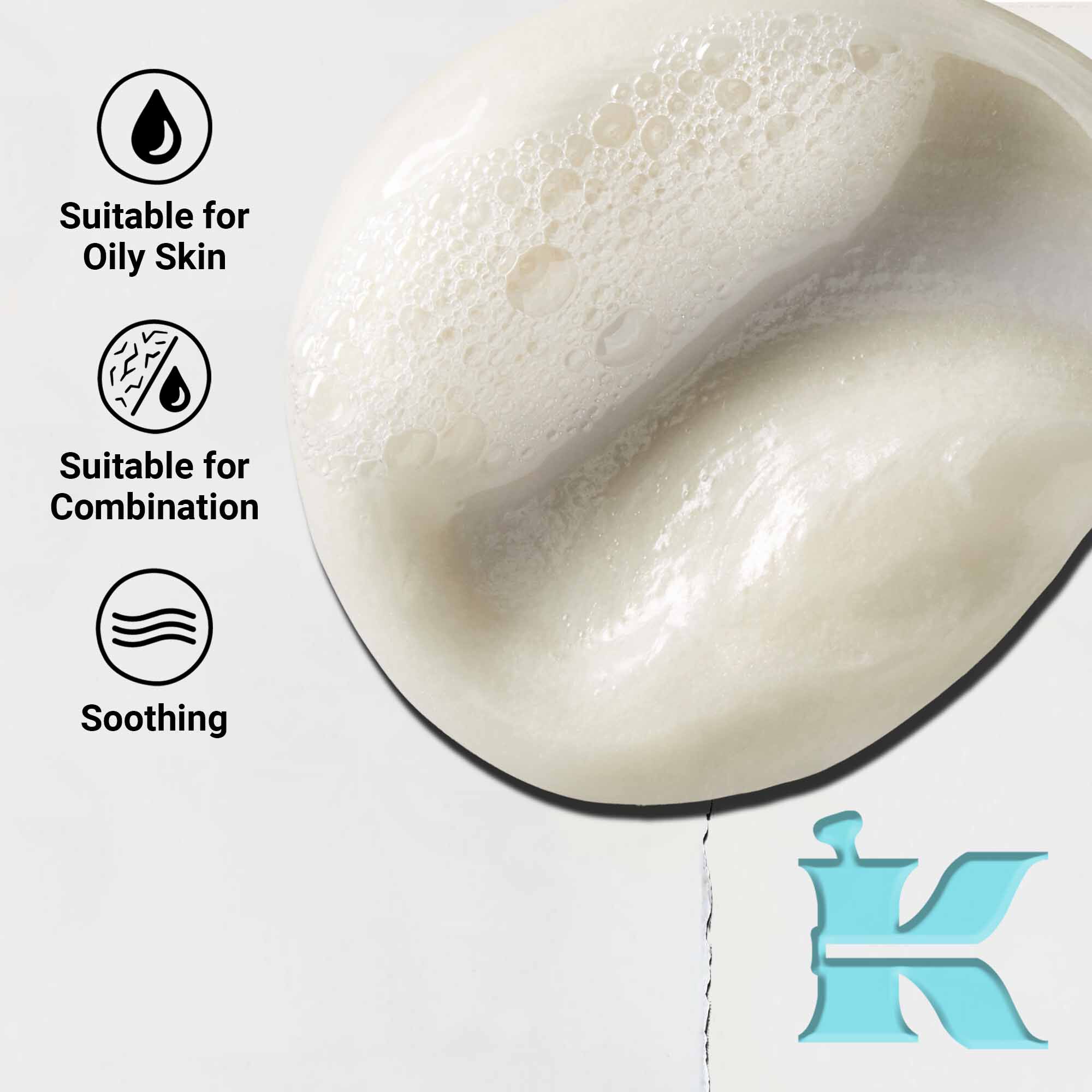 Primo piano della texture di Ultra Facial Oil-Free Cleanser che mostra una formula leggera e cremosa. Il testo evidenzia i benefici lenitivi e l'idoneita per pelli grasse e miste.