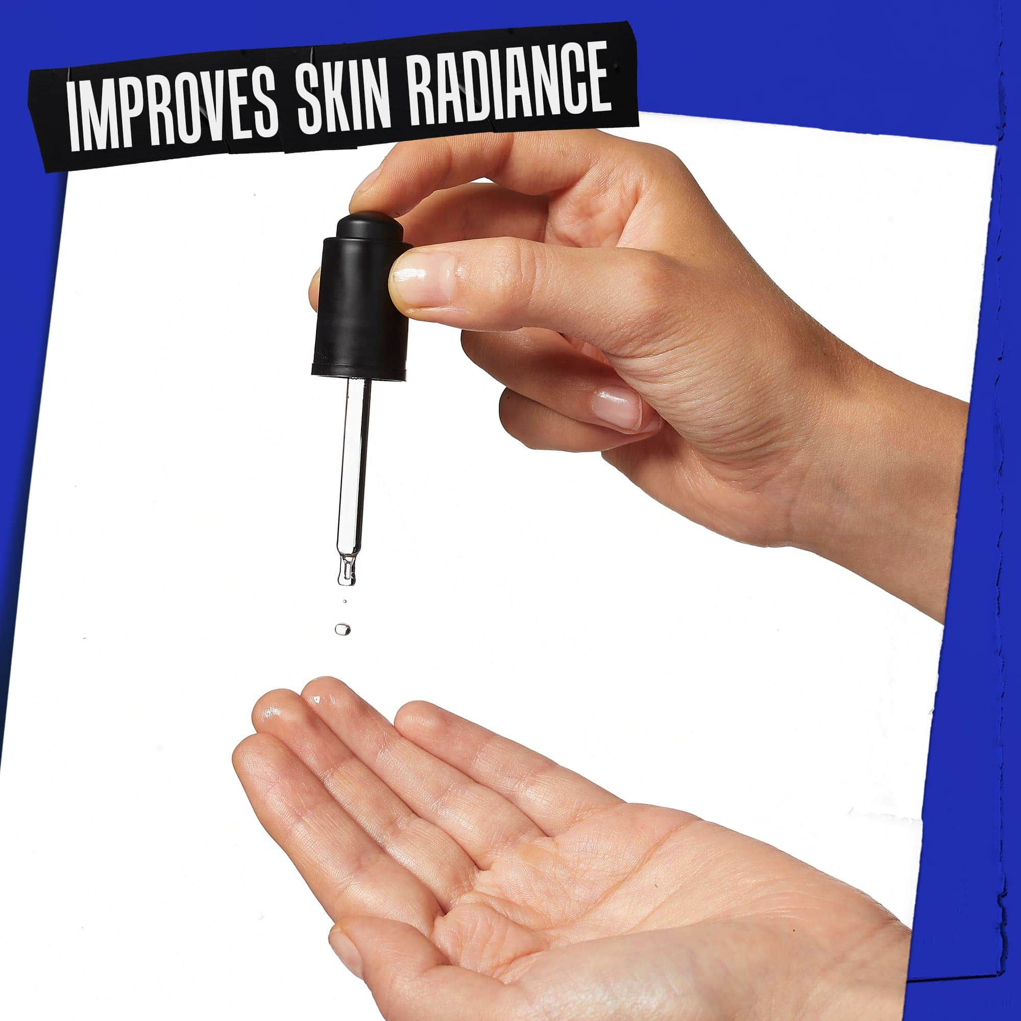 Una mano su cui viene versato Midnight Recovery Concentrate con l'etichetta "Migliora la luminosita della pelle".