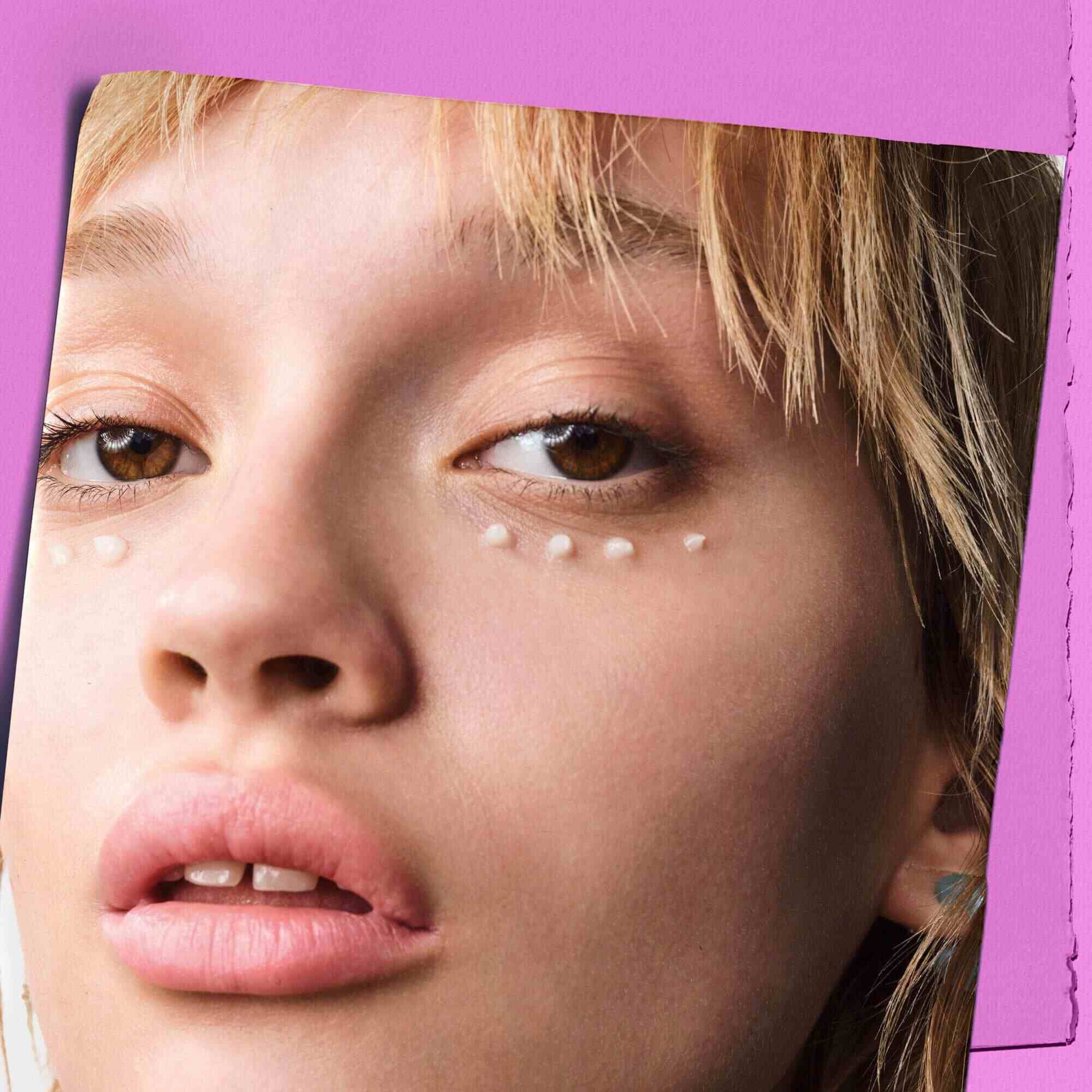 Modella con tocchi di Kiehl's Super Multi-Corrective Eye Zone Treatment sotto gli occhi