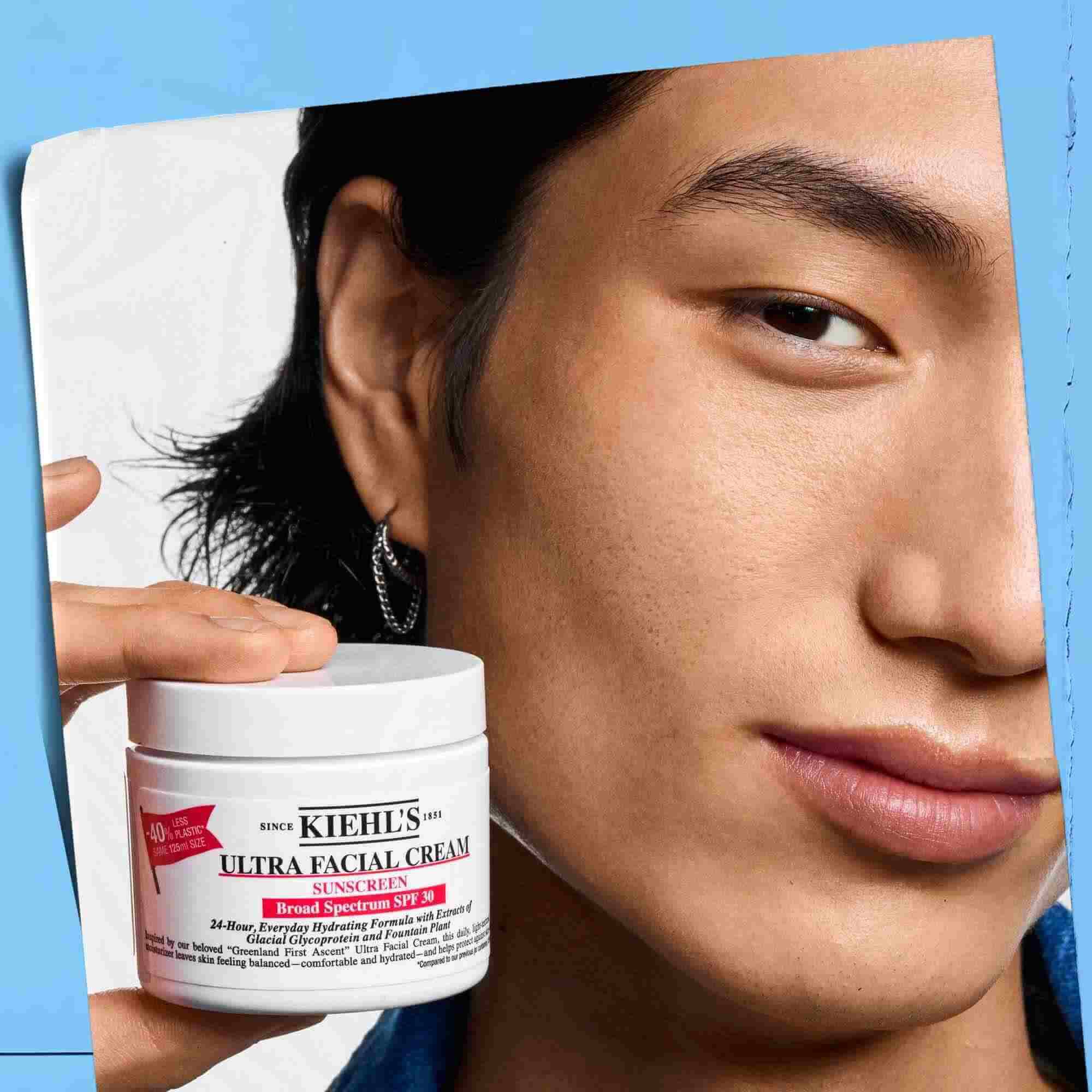 Ultra Facial Cream SPF 30 tenuta in mano, a dimostrazione della sua portabilita e facilita d'uso.