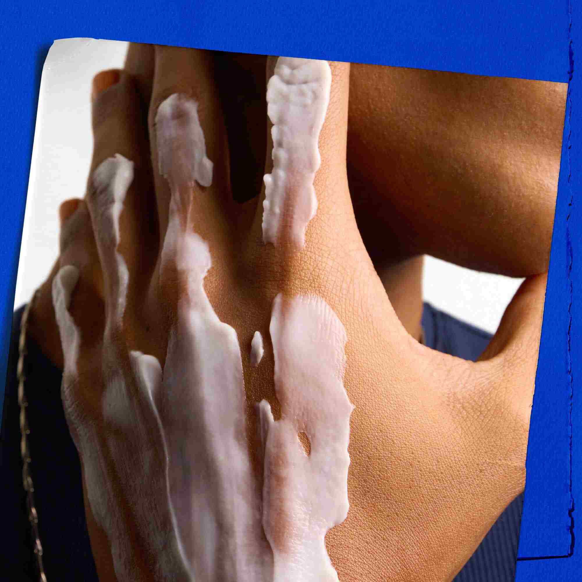 Esempio della texture sulla mano di una modella con Kiehl's Ultimate Strength Hand Salve