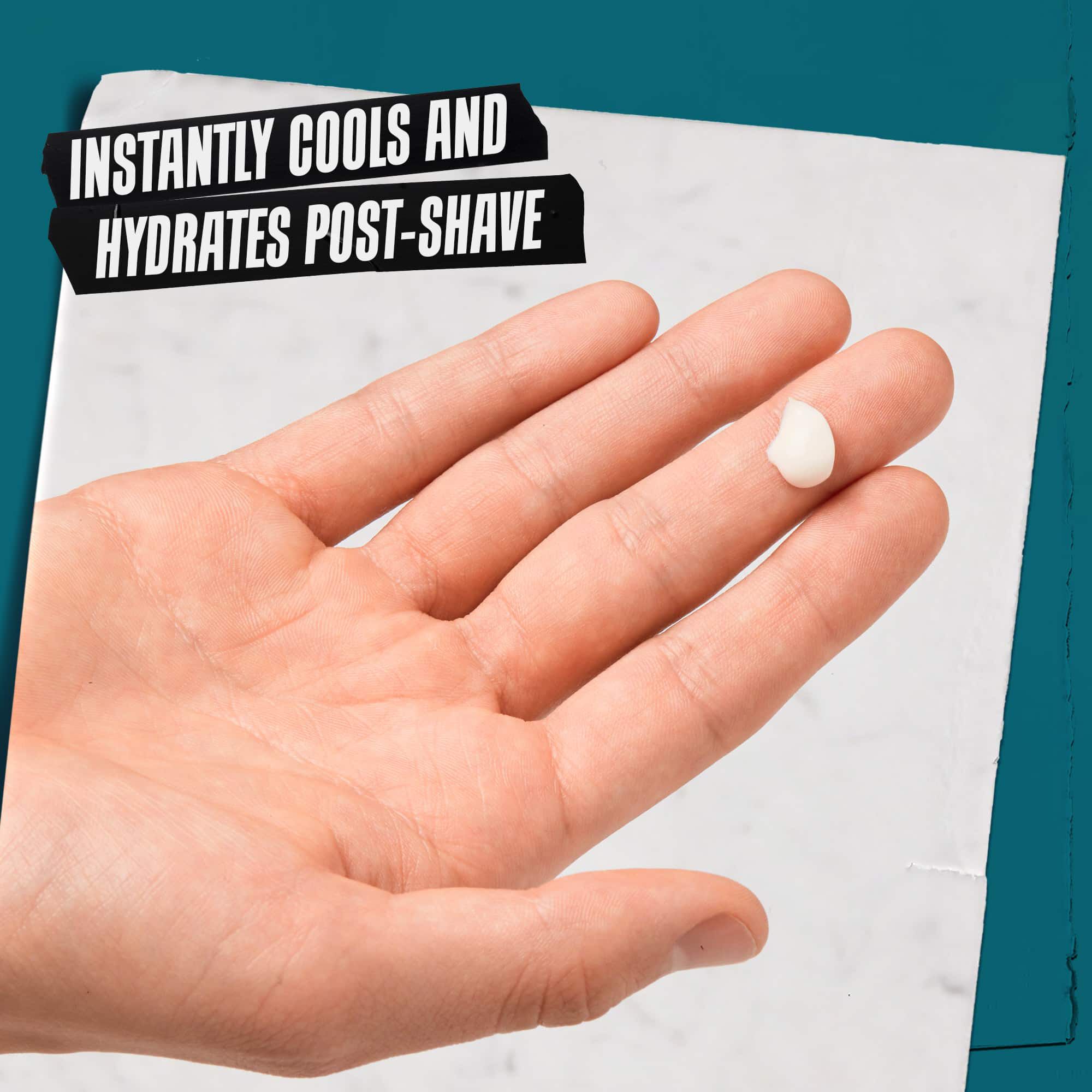 Mano con una piccola quantita di Close Shavers Squadron Smooth Glider Precision Shave Lotion. Il testo recita "Raffredda e lenisce istantaneamente dopo la rasatura."