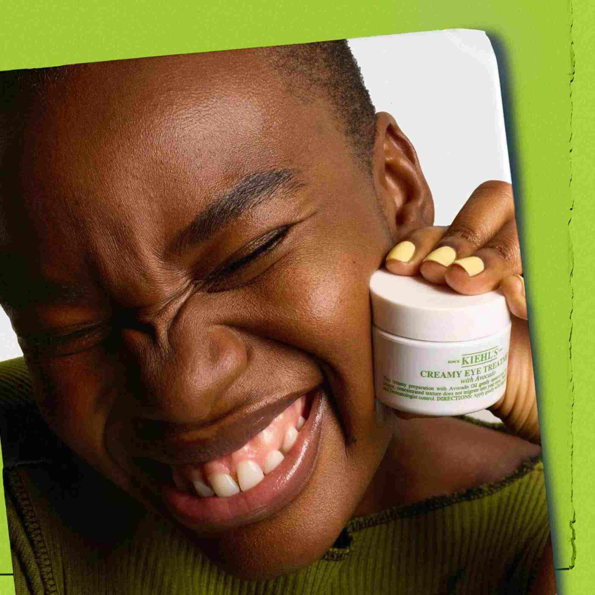 Modella con in mano un vasetto di Kiehl's Creamy Eye Treatment with Avocado