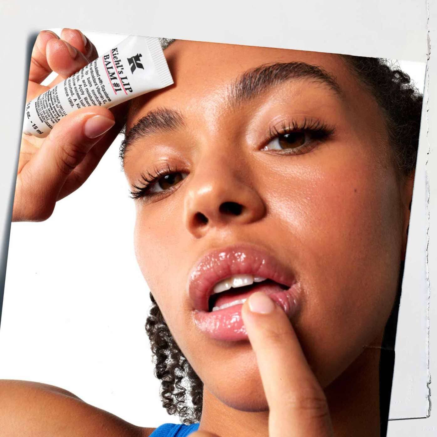 Applicazione di Lip Balm #1 sulle labbra, che mostra il suo uso sulla pelle.