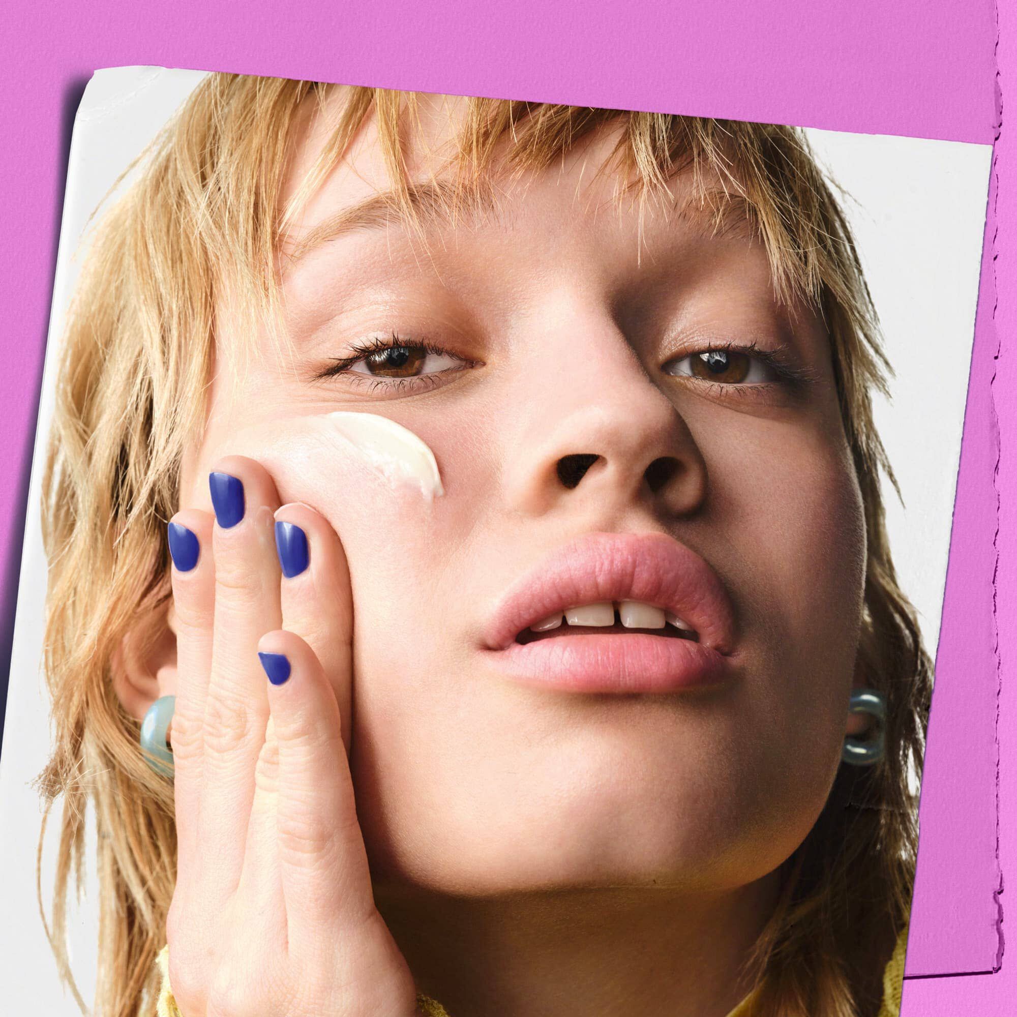 Modella che applica Kiehl's Super Multi-Corrective Cream sulla guancia