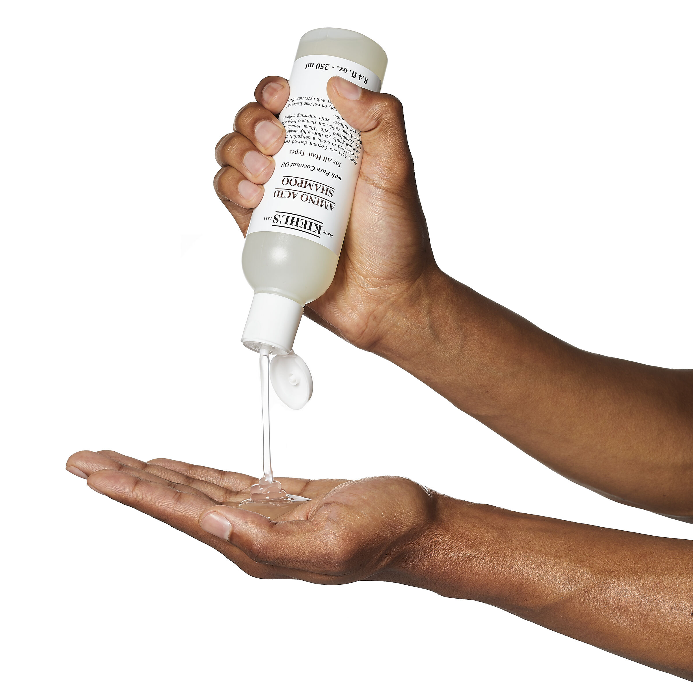 Modello con bolle sulla testa derivanti da Kiehl's Amino Acid Shampoo