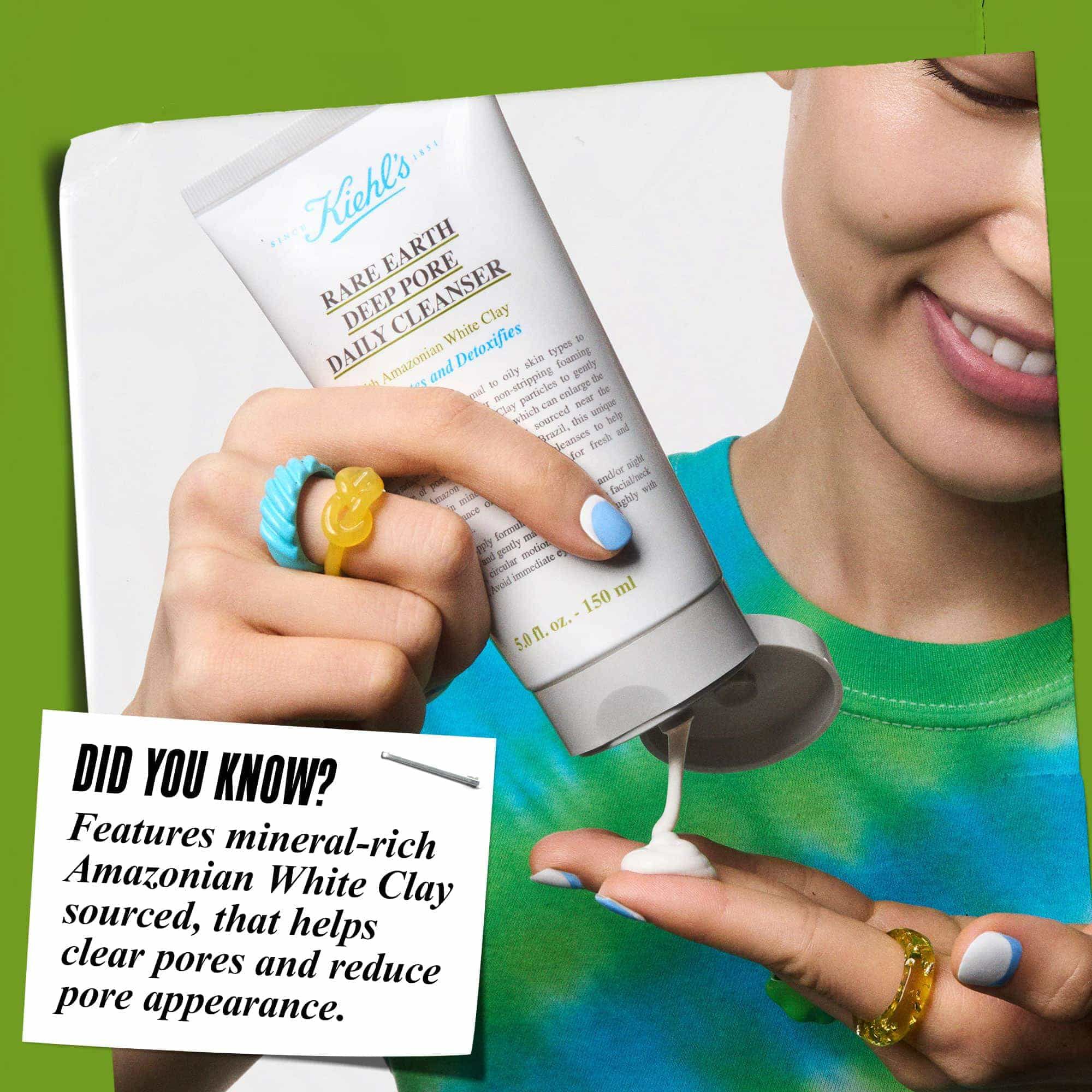 Mano che eroga Rare Earth Deep Pore Daily Cleanser sulla punta delle dita. Il testo recita: "Lo sapevi? Formulato con argilla bianca amazzonica che aiuta a liberare i pori e ridurne l'aspetto."