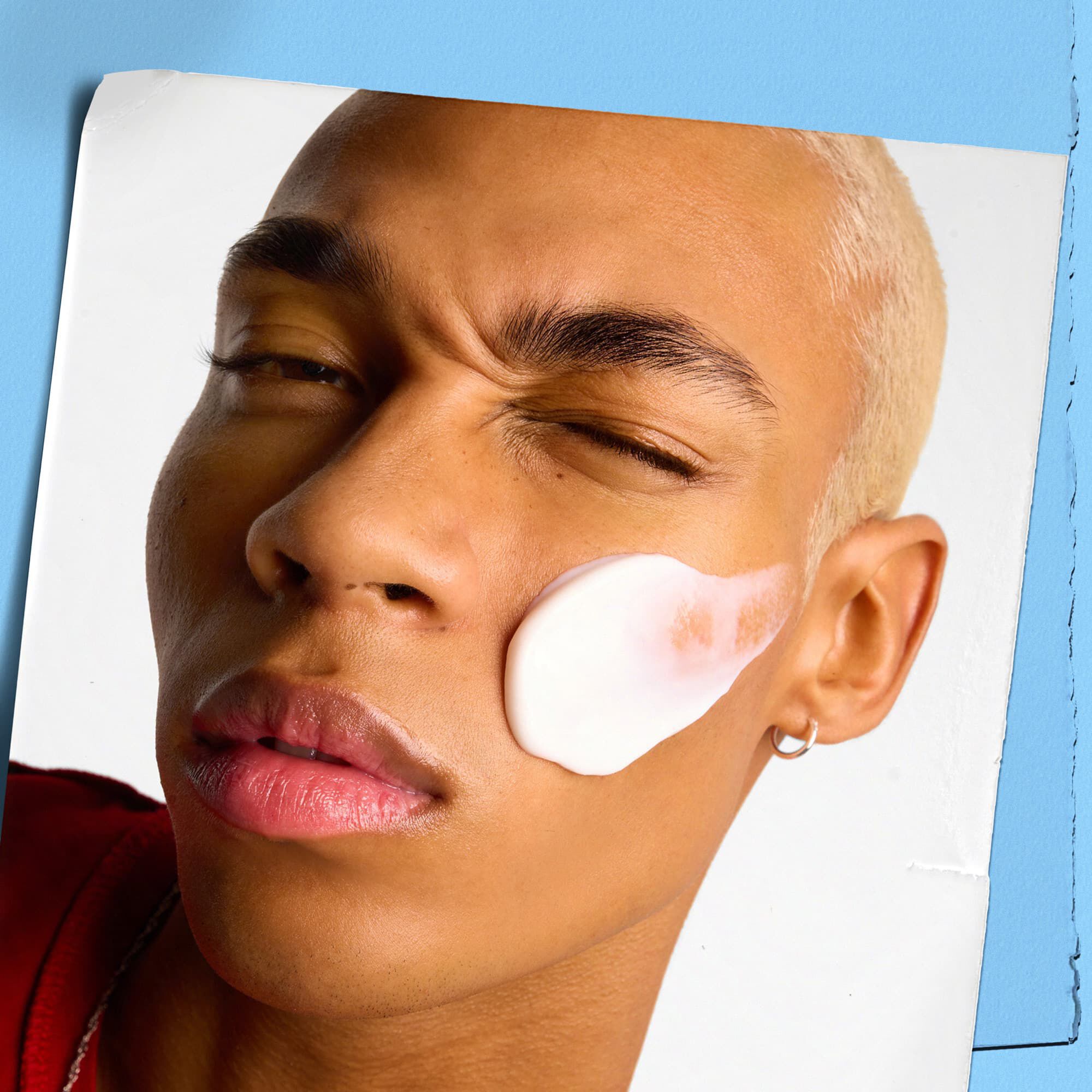 Modella che applica Kiehl's Ultra Facial Cream sul viso