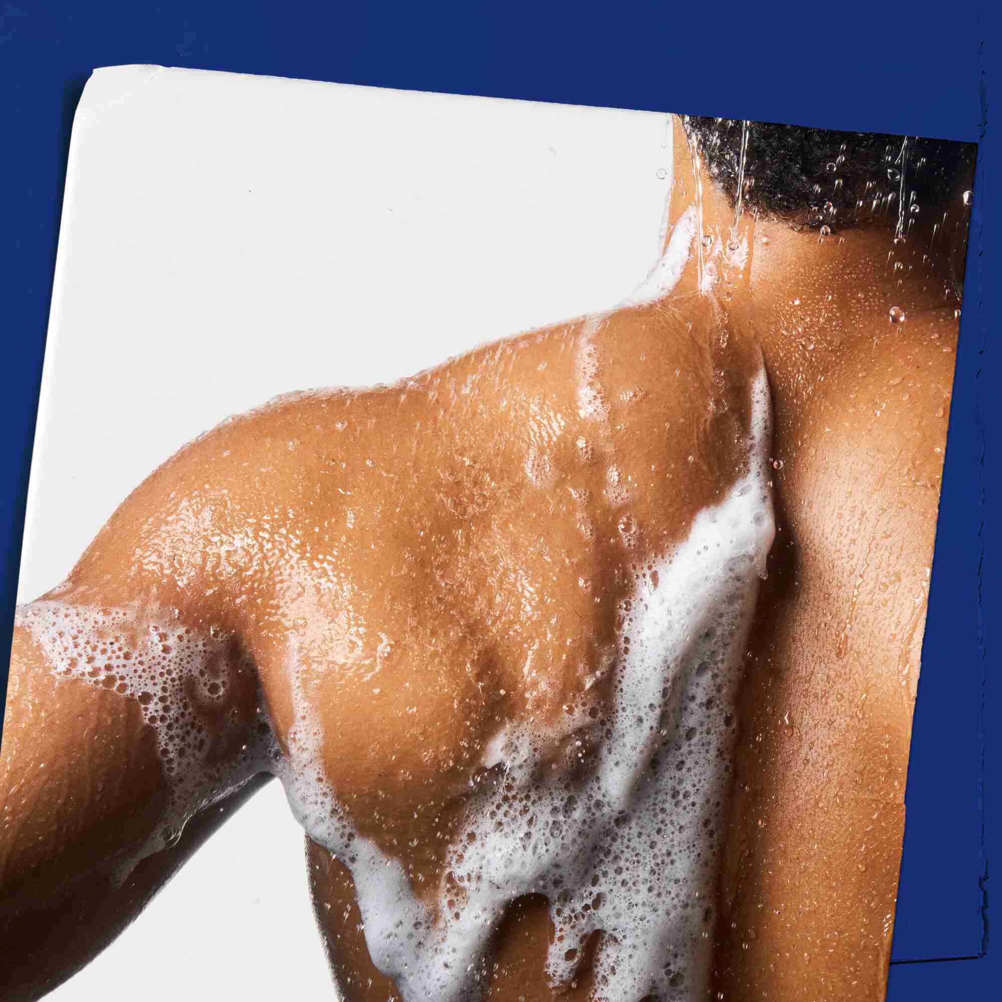 Body Fuel All-In-One Energizing Wash insaponato sulla pelle, a dimostrazione del suo utilizzo.