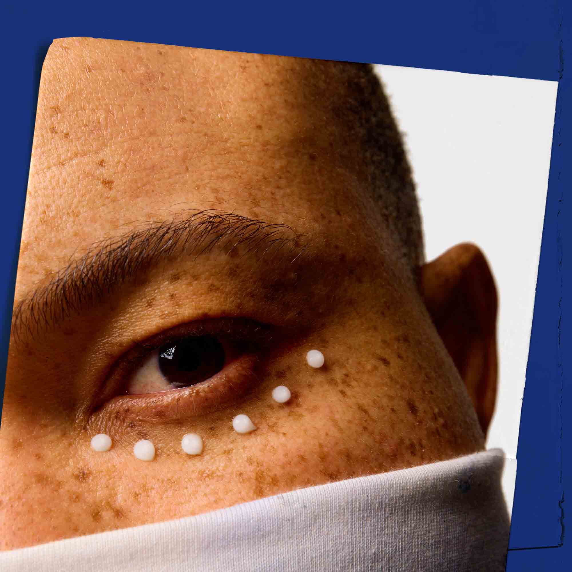 Primo piano della pelle intorno alla zona degli occhi punteggiata con Facial Fuel Eye Fuel.