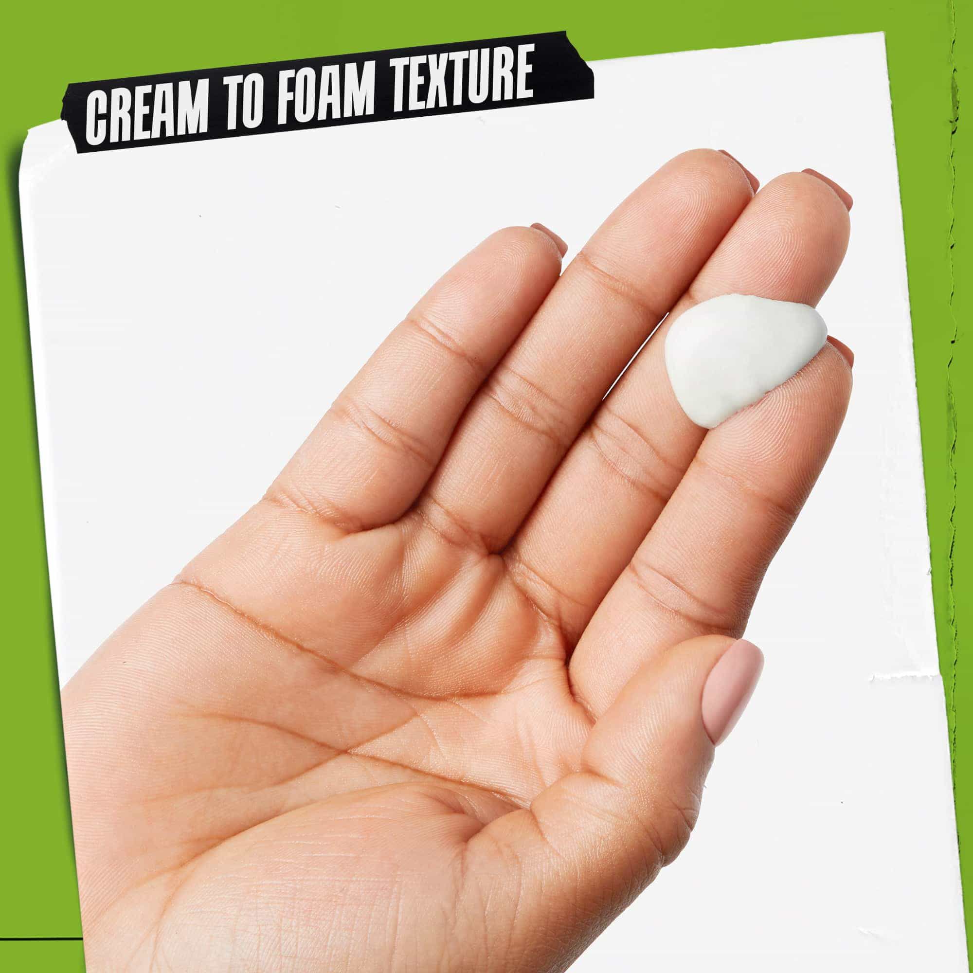 Una mano con Rare Earth Deep Pore Daily Cleanser. Il testo sottolinea: "Texture da crema a schiuma".