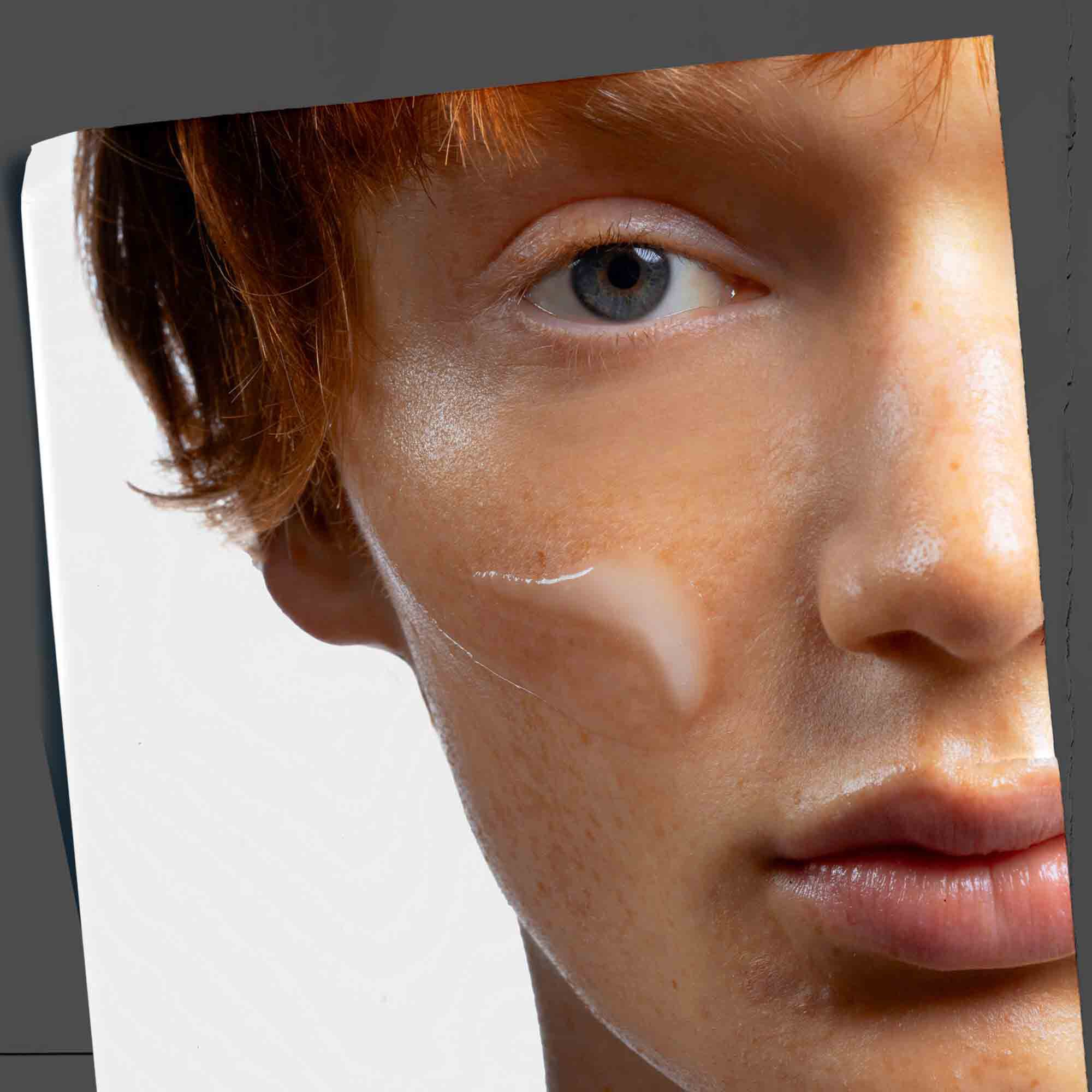 Age Defender Power Serum applicato sul viso, a dimostrazione del suo utilizzo quotidiano.