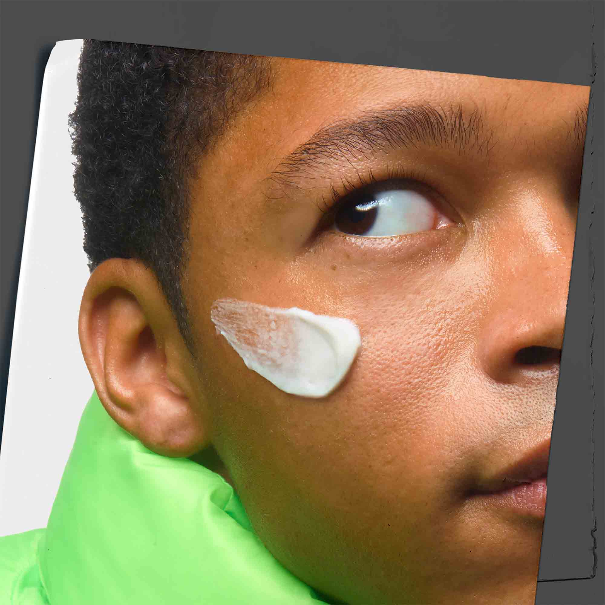 Age Defender Cream Moisturizer applicato sul viso di un modello.