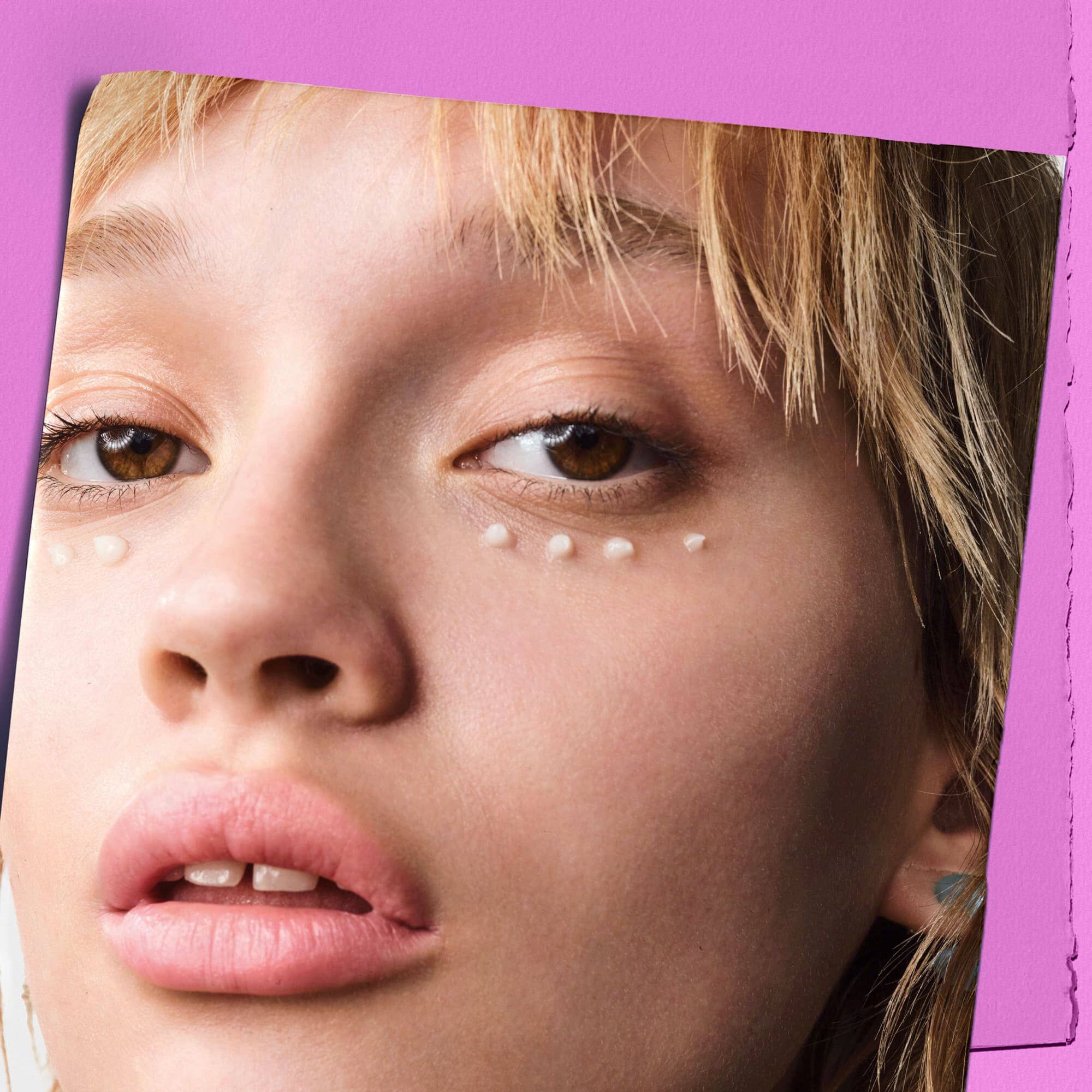 Modella con tocchi di Kiehl's Super Multi-Corrective Eye Zone Treatment sotto gli occhi