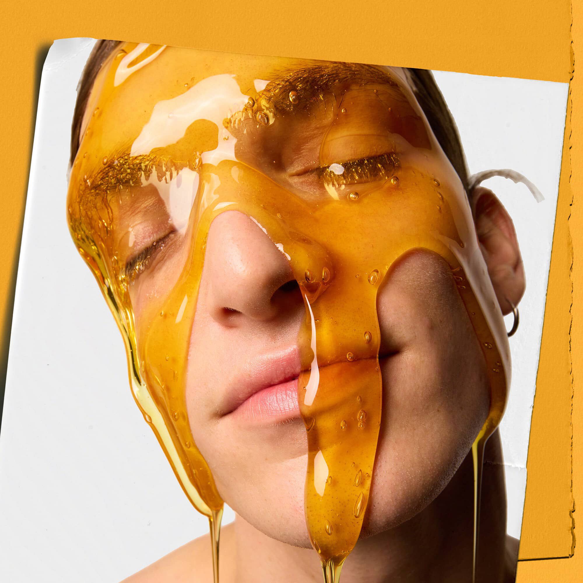 Modella con Kiehl's Calendula Deep Cleaning Foaming Face Wash che cola sul viso