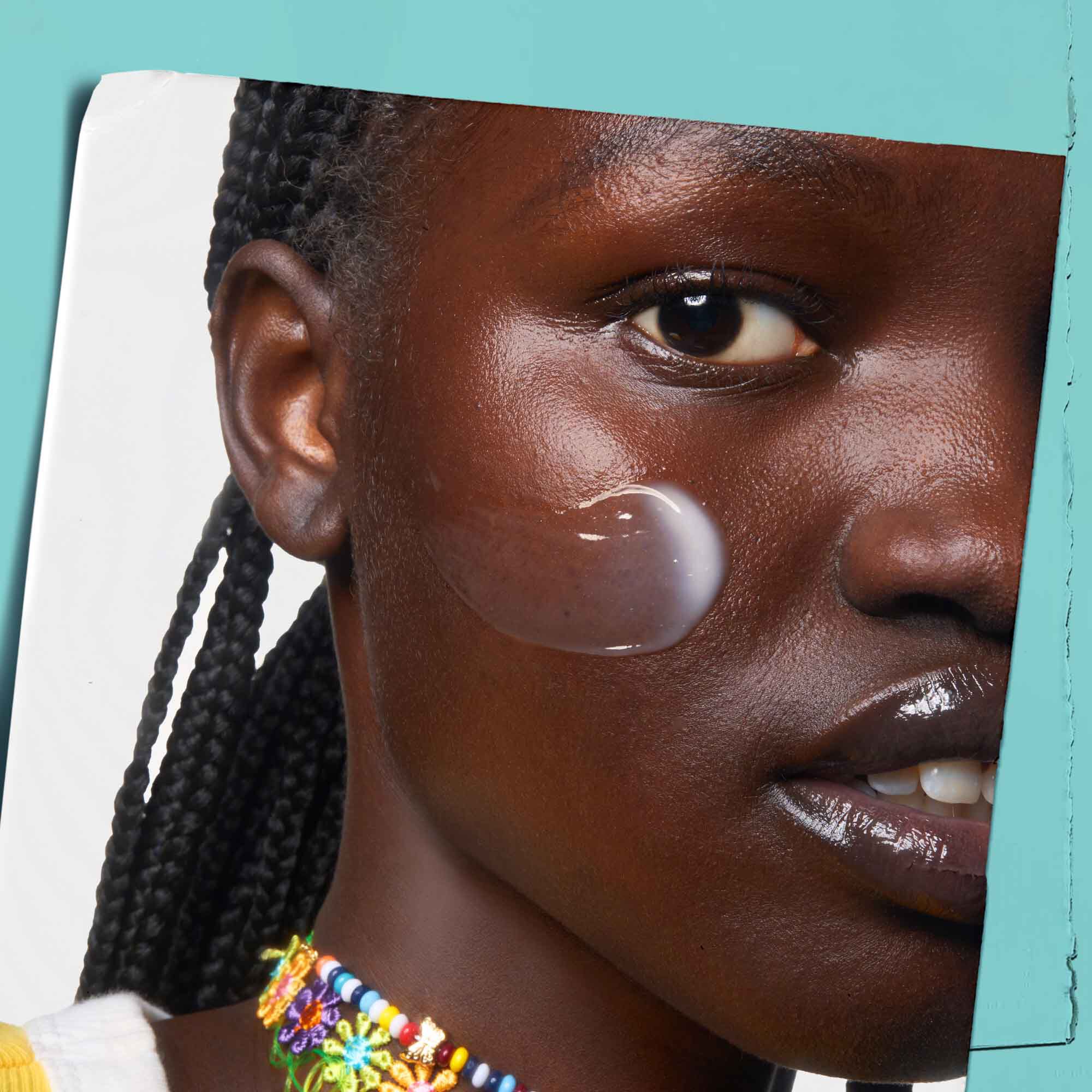 Expertly Clear Blemish-Treating & Preventing Lotion applicata sulla pelle.