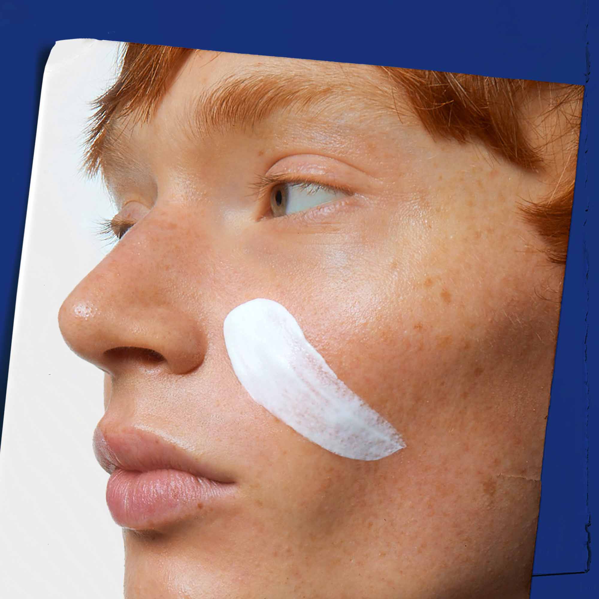 Facial Fuel Moisturizer SPF 19 applicato sulla pelle.