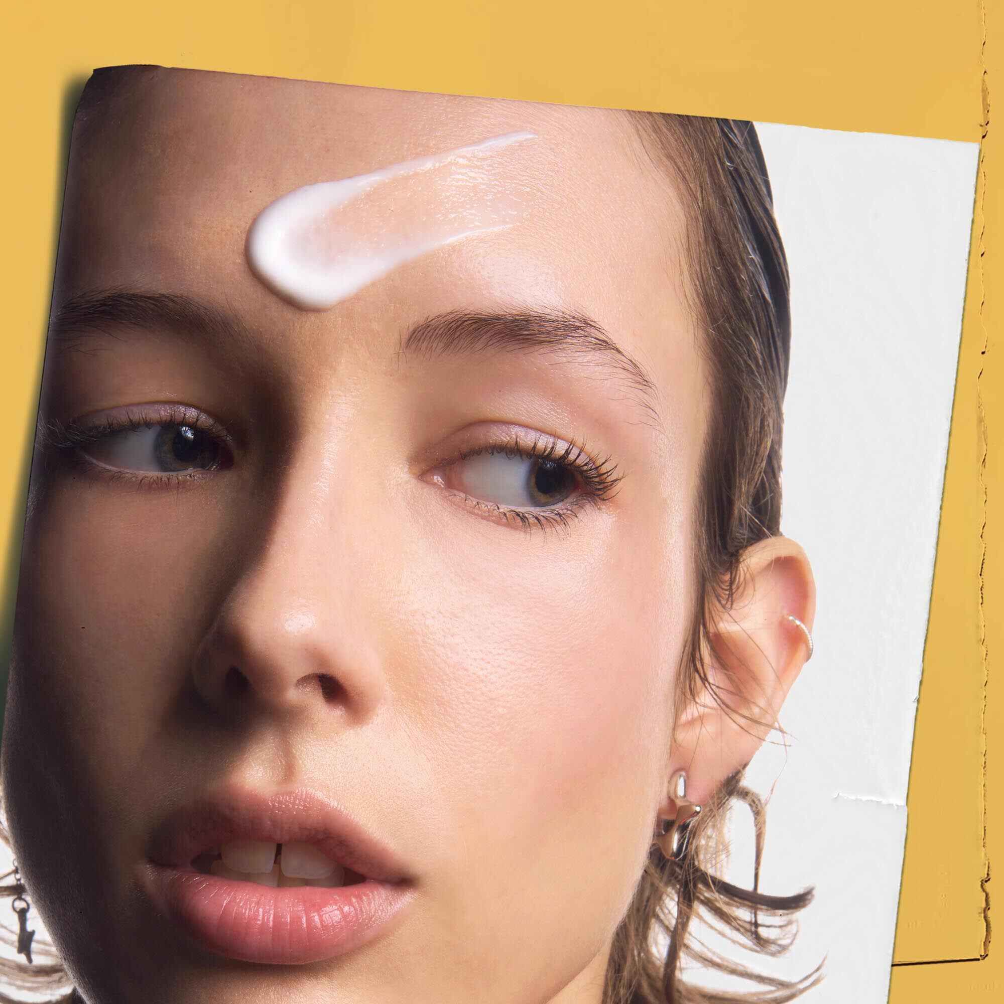 Powerful-Strength Line-Reducing Concentrate applicato sulla fronte di una persona, a dimostrazione del suo utilizzo.