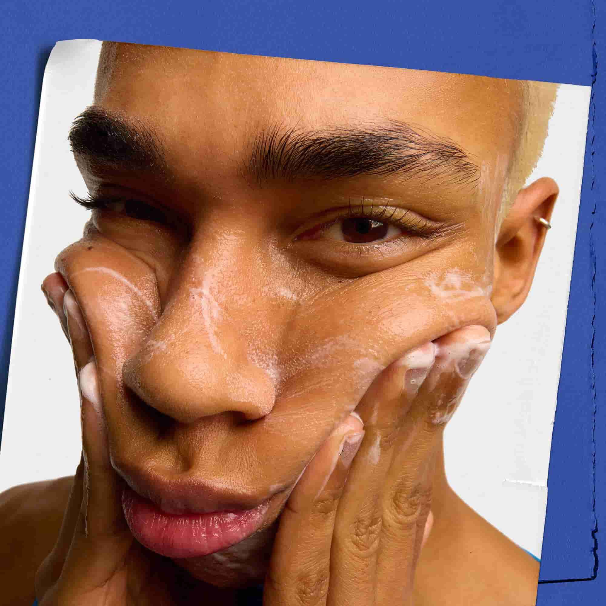 Modello che utilizza il detergente viso energizzante per uomo Kiehl's Facial Fuel