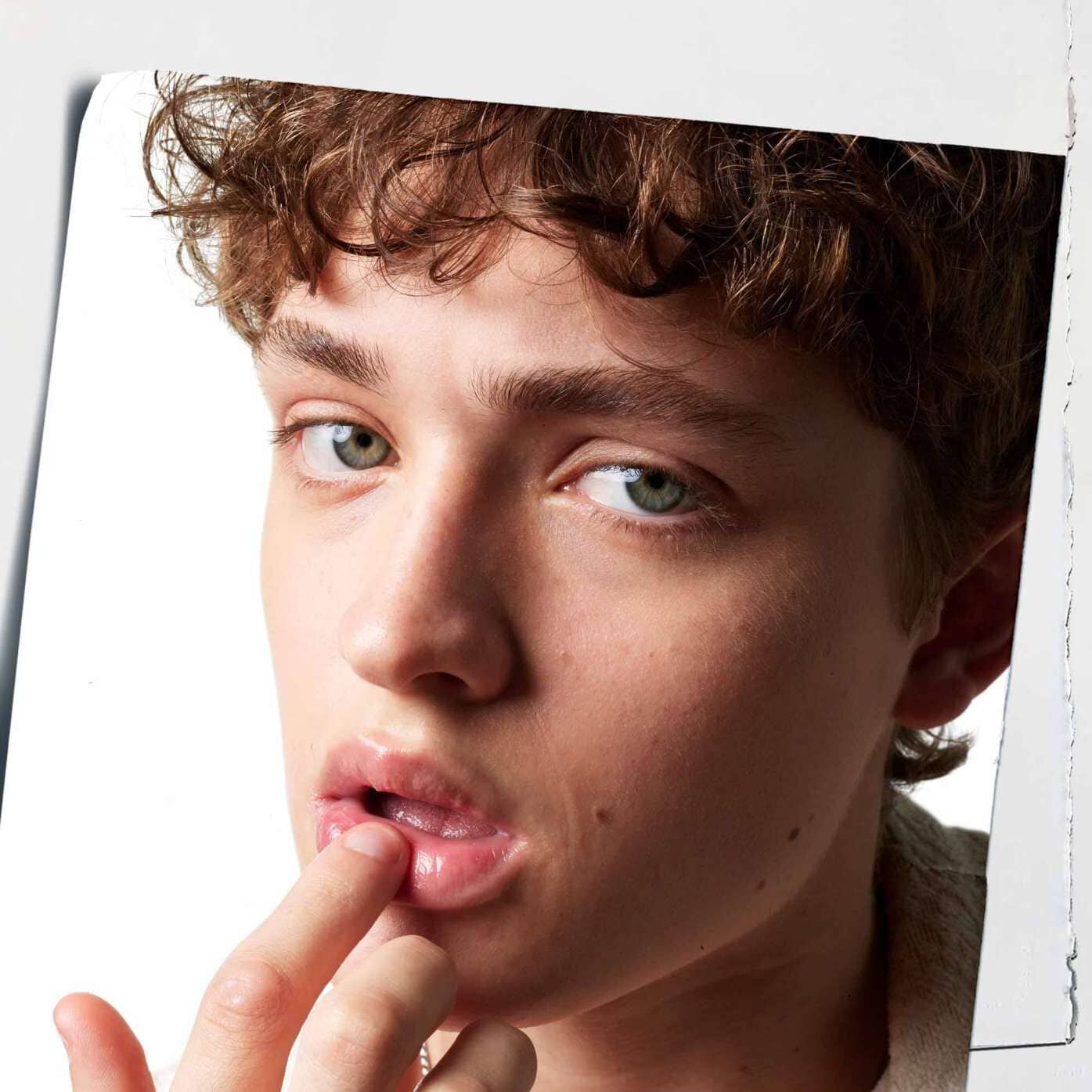 Applicazione di Lip Balm #1 sulle labbra, che dimostra il suo effetto idratante sulla pelle.