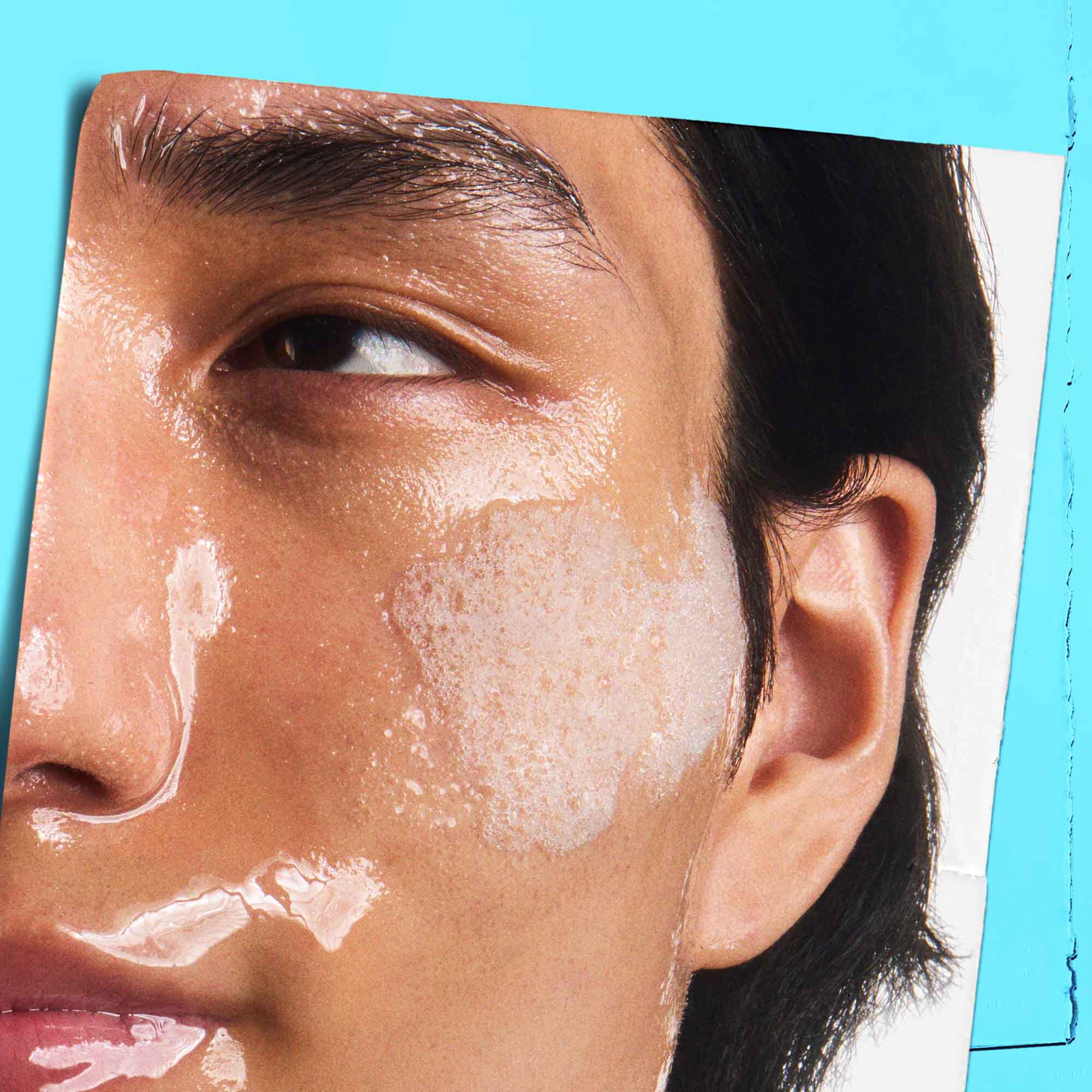 Ultra Facial Oil-Free Cleanser applicato sulla pelle.