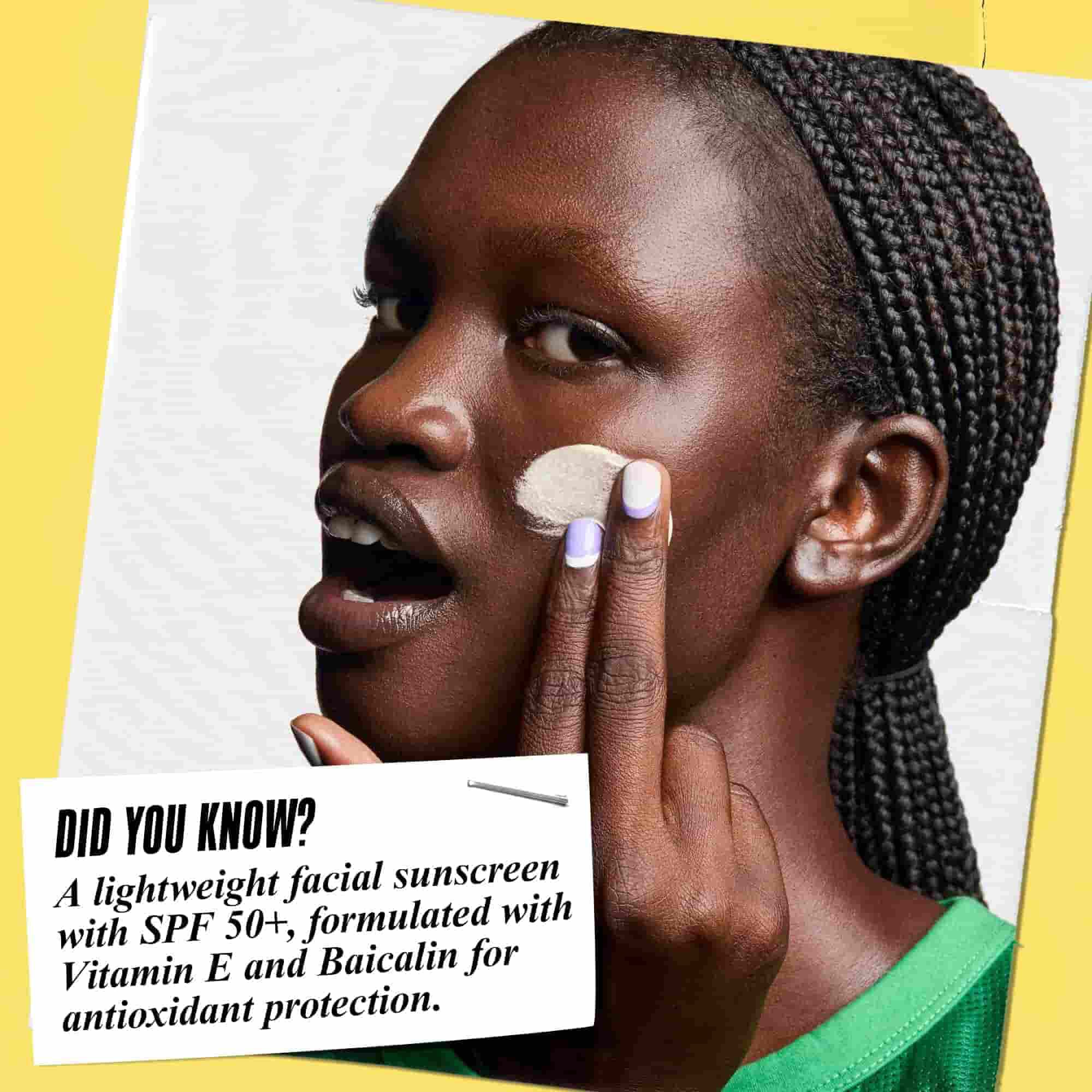 Ultra-Light Daily UV Defense applicato sul viso. Il testo recita: "Lo sapevi? Una protezione solare leggera per il viso con SPF 50+, formulata con vitamina E e baicalina per una protezione antiossidante."