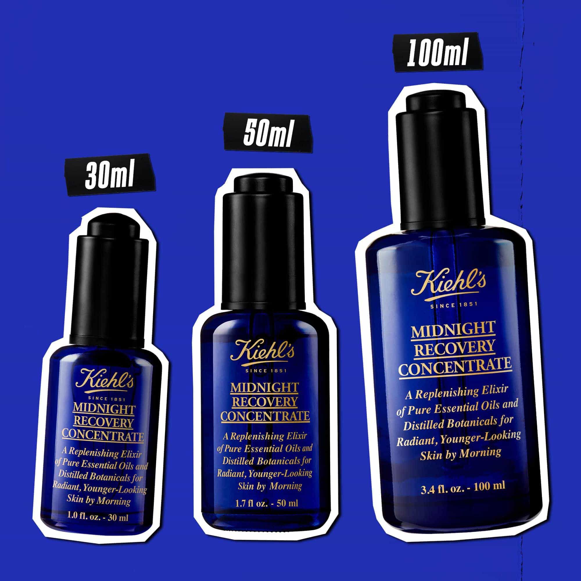 Tre flaconi di olio viso Midnight Recovery Concentrate in vari formati (30 ml, 50 ml, 100 ml) su sfondo blu.
