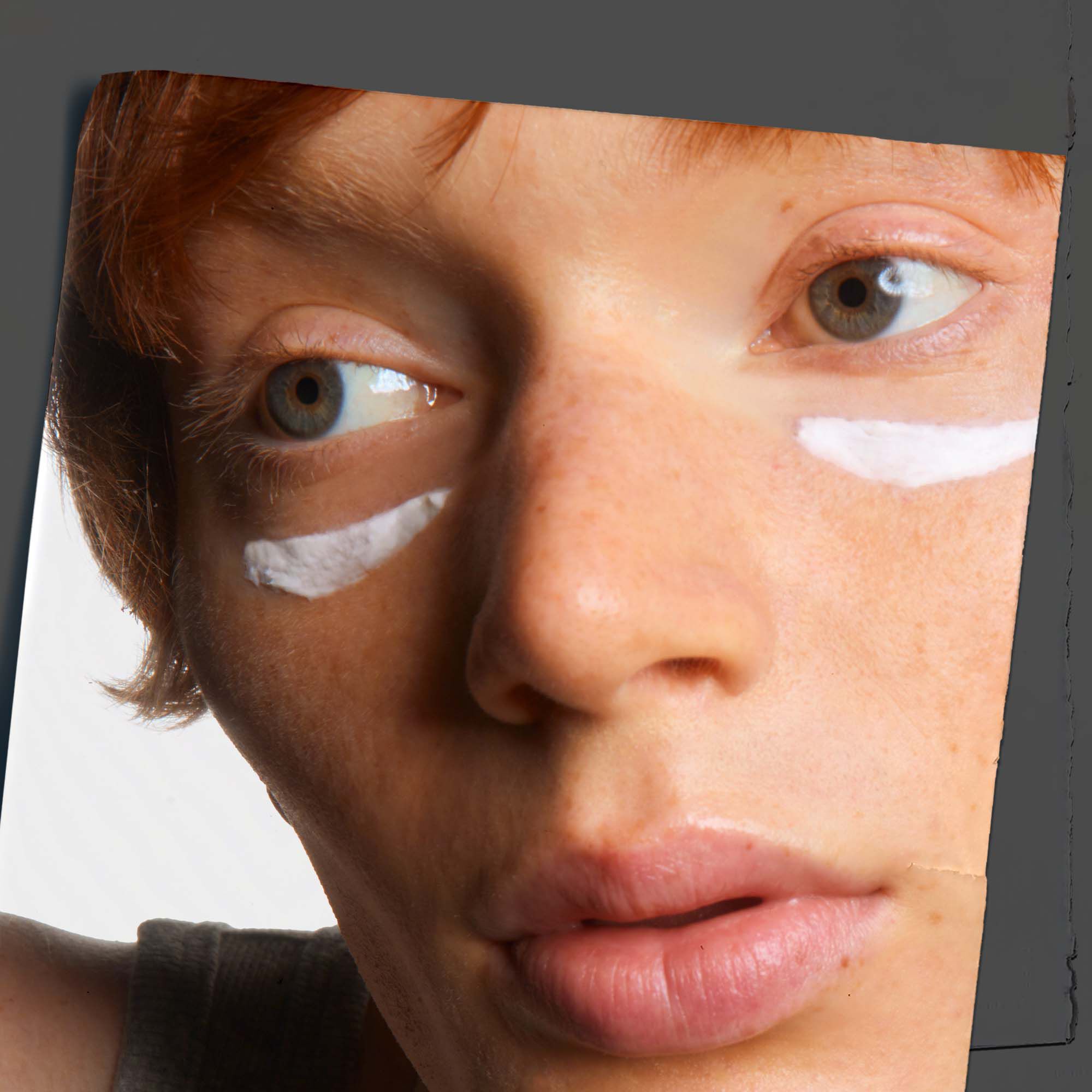 Primo piano sulla pelle che mostra l'applicazione di Kiehl's Age Defender Eye Repair.