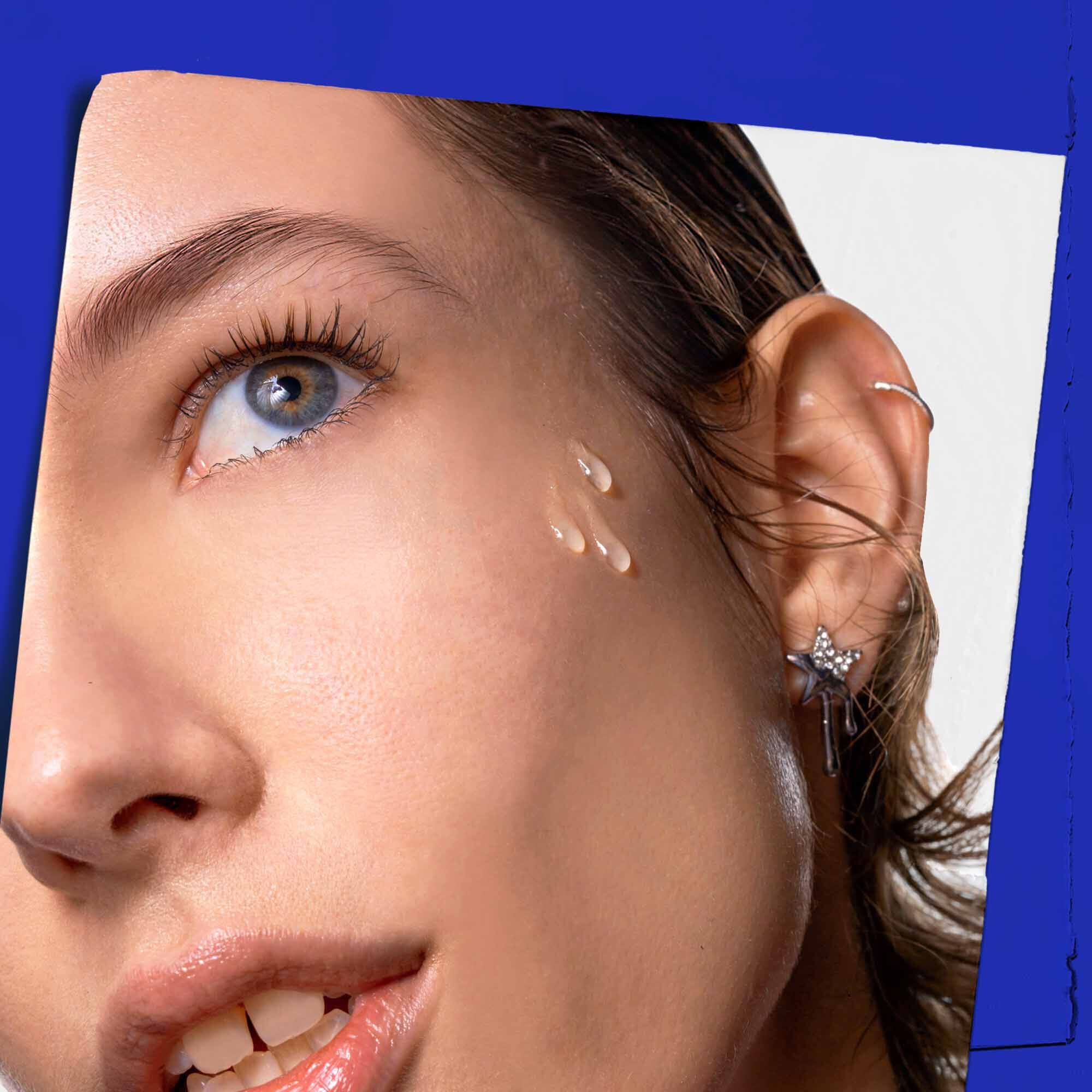 Olio viso Midnight Recovery Concentrate applicato sulla pelle.