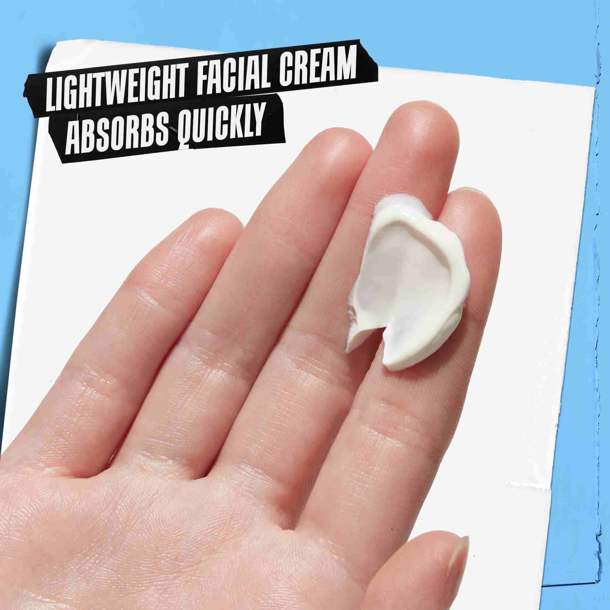 Una mano che applica Ultra Facial Cream SPF 30 etichettata "Crema viso leggera che si assorbe rapidamente."