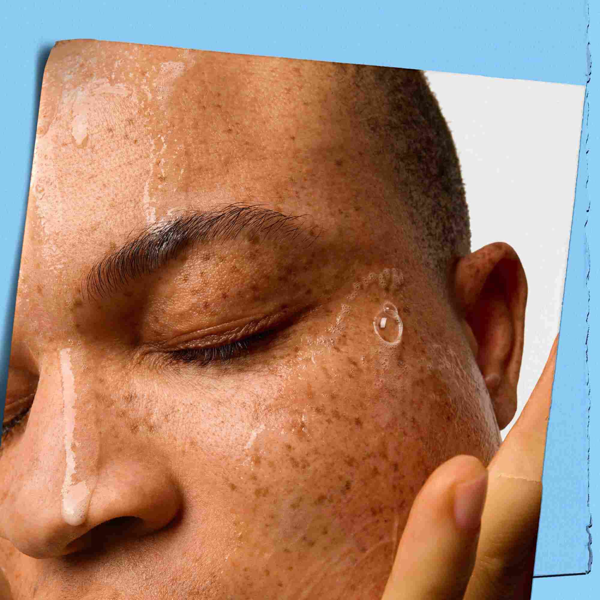 Modella con Kiehl's Ultra Facial Cleanser sul viso