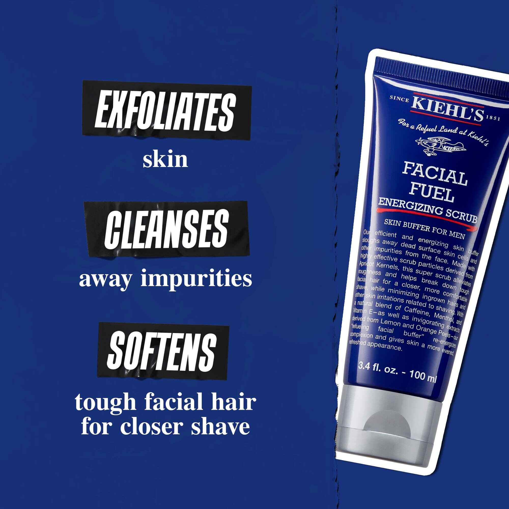 Tubetto di Facial Fuel Energizing Scrub su sfondo blu scuro. Il testo recita: "Esfolia la pelle, deterge le impurita e ammorbidisce i peli duri del viso per una rasatura piu profonda."