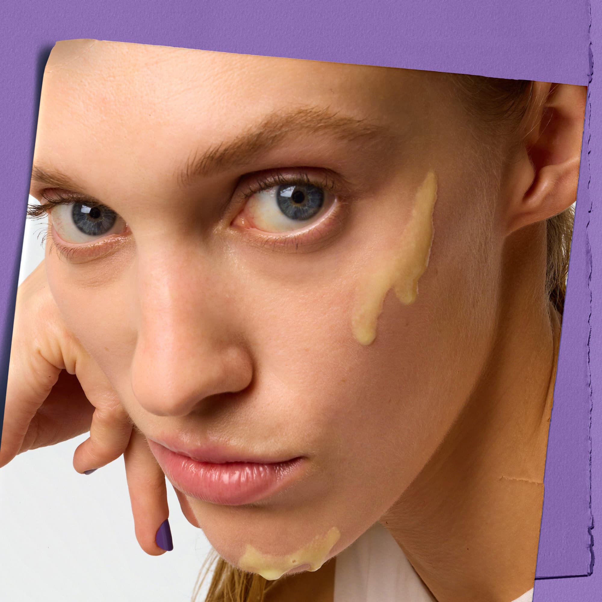 Modella con un campione di siero notte antirughe Kiehl's Retinol Fast Release sul viso