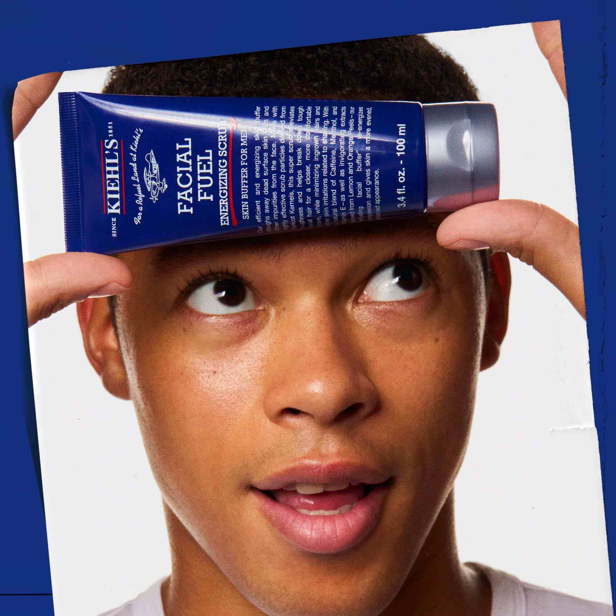 Facial Fuel Energizing Scrub tenuto in mano, a dimostrazione del suo utilizzo.