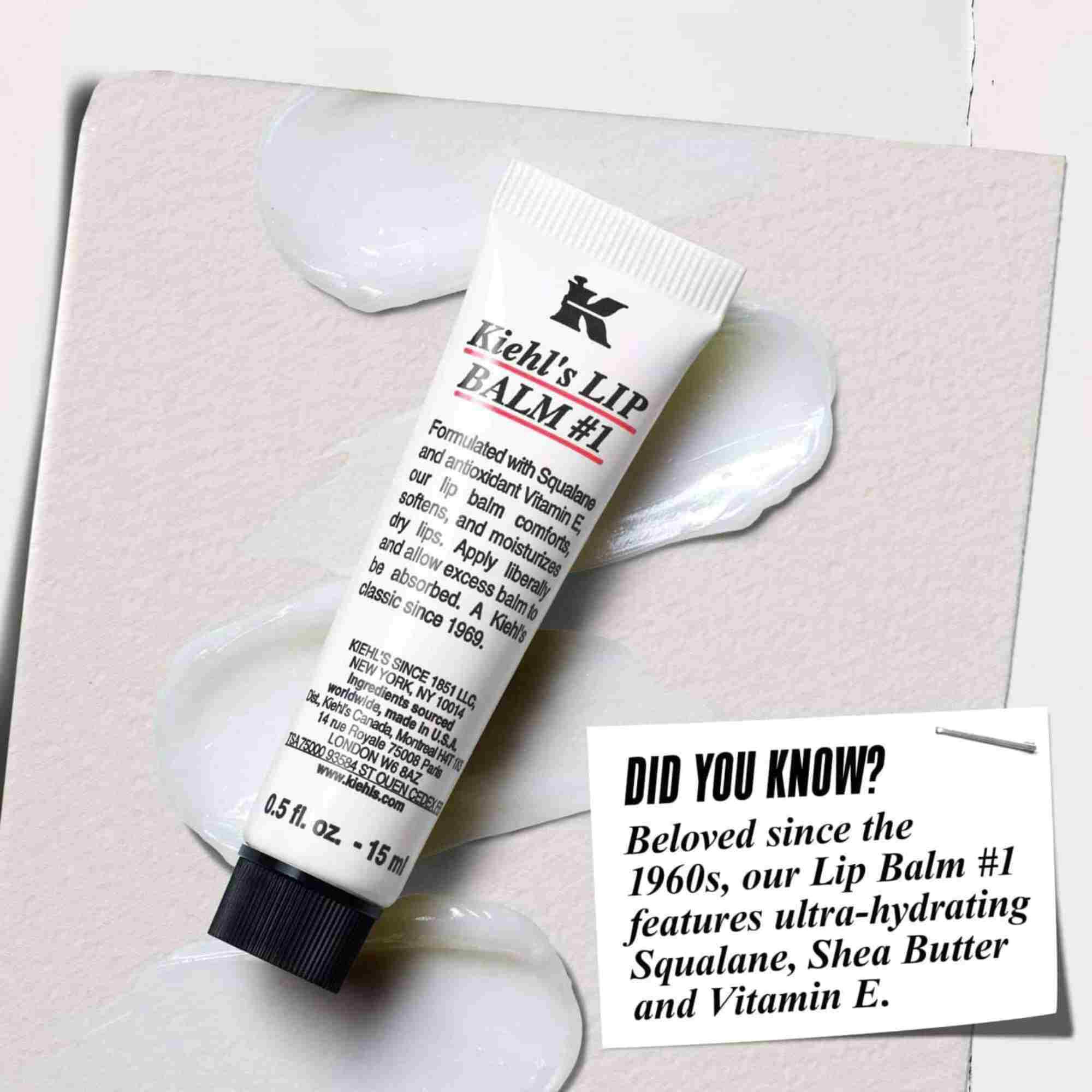 Un tubetto di Lip Balm #1 su una superficie bianca con testo che recita: "Lo sapevi? Formulato con squalano, burro di karite e vitamina E per labbra idratate e piu lisce."