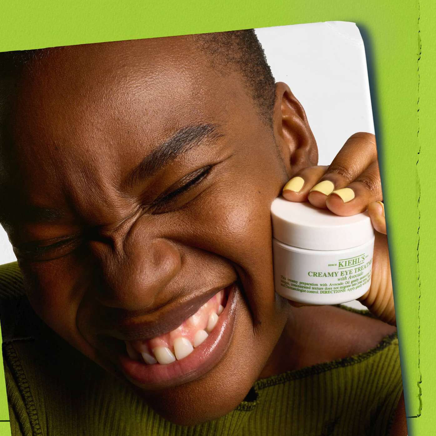 Modella con in mano un vasetto di Kiehl's Creamy Eye Treatment with Avocado