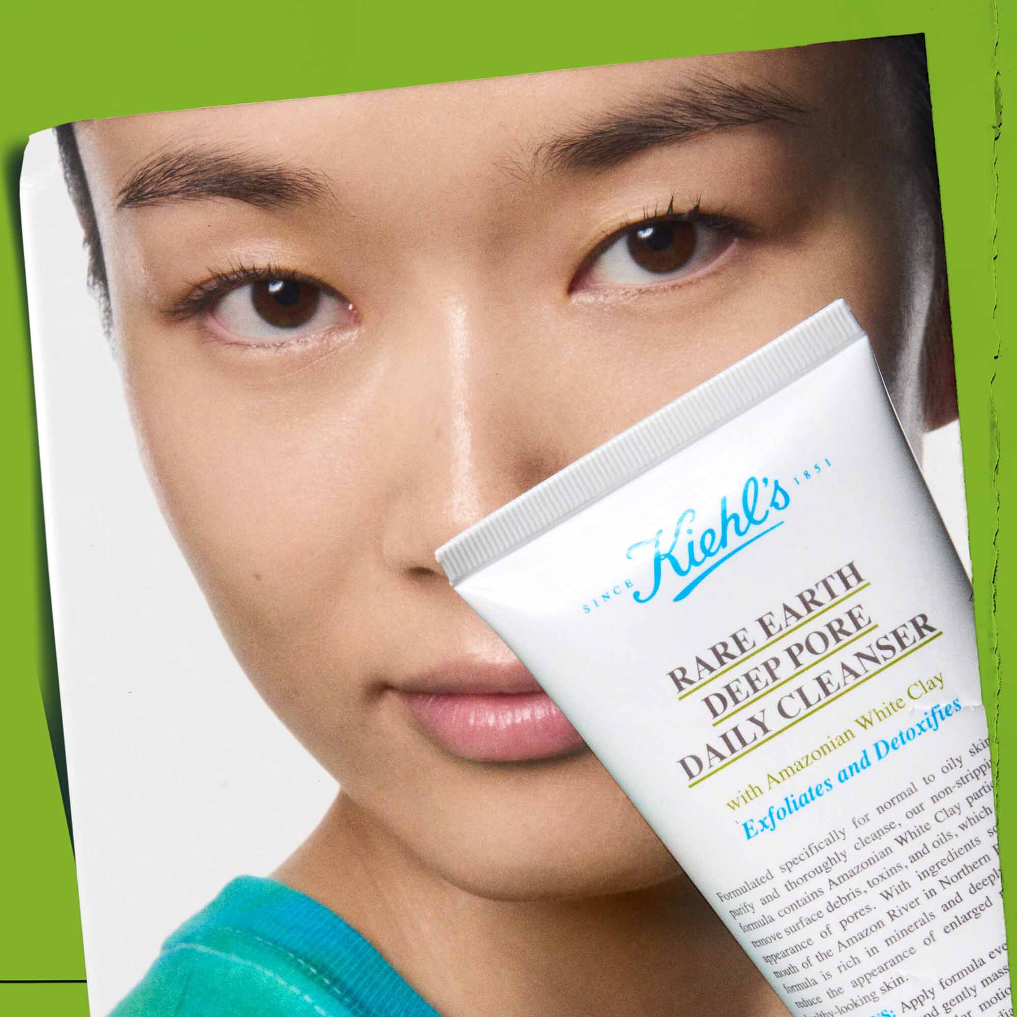 Una persona che tiene un tubetto di Rare Earth Deep Pore Daily Cleanser, a dimostrazione del suo utilizzo.