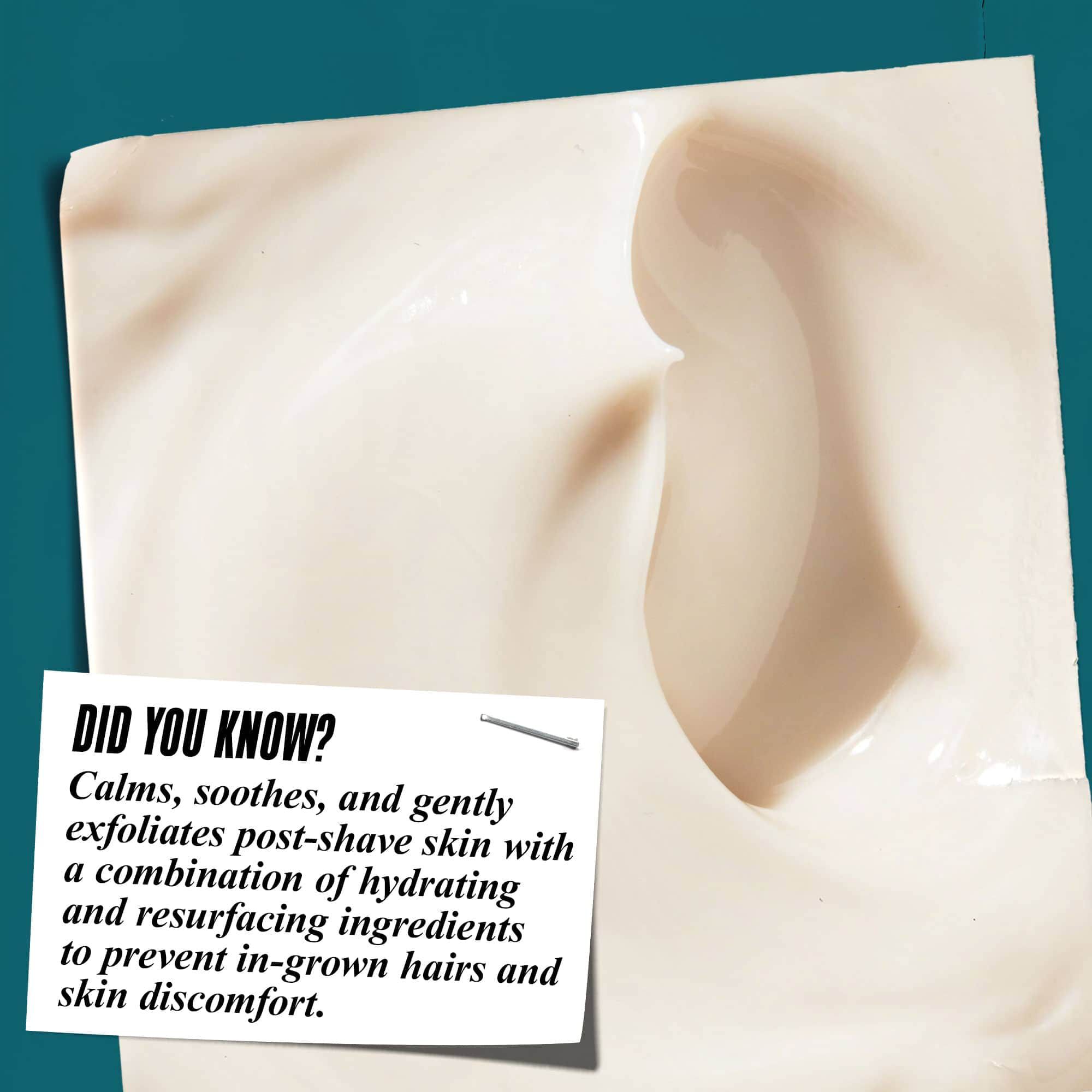 Primo piano della texture di Close Shavers Squadron Smooth Glider Precision Shave Lotion. Il testo recita "Lo sapevi? Calma, lenisce ed esfolia delicatamente la pelle post-rasatura con ingredienti idratanti e ringiovanenti per ridurre i peli incarniti e il disagio cutaneo."