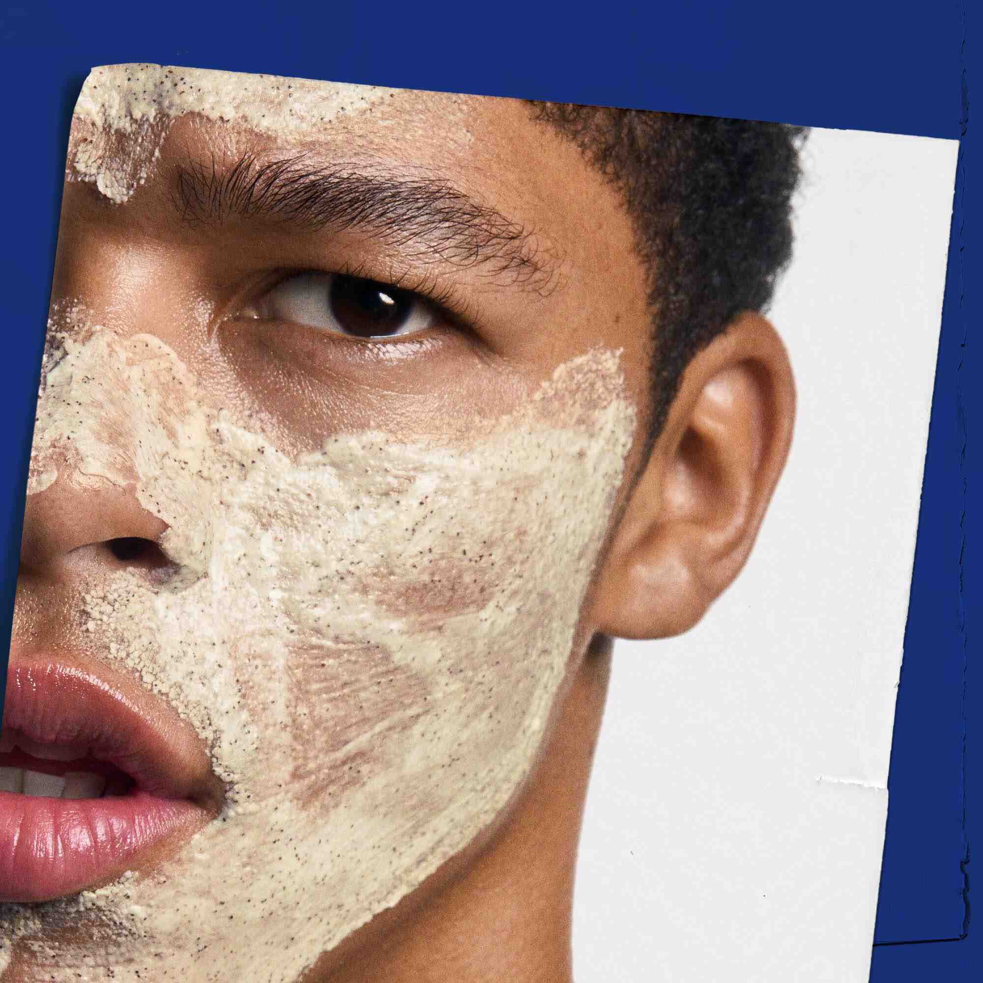 Facial Fuel Energizing Scrub applicato sul viso, a dimostrazione del suo utilizzo.