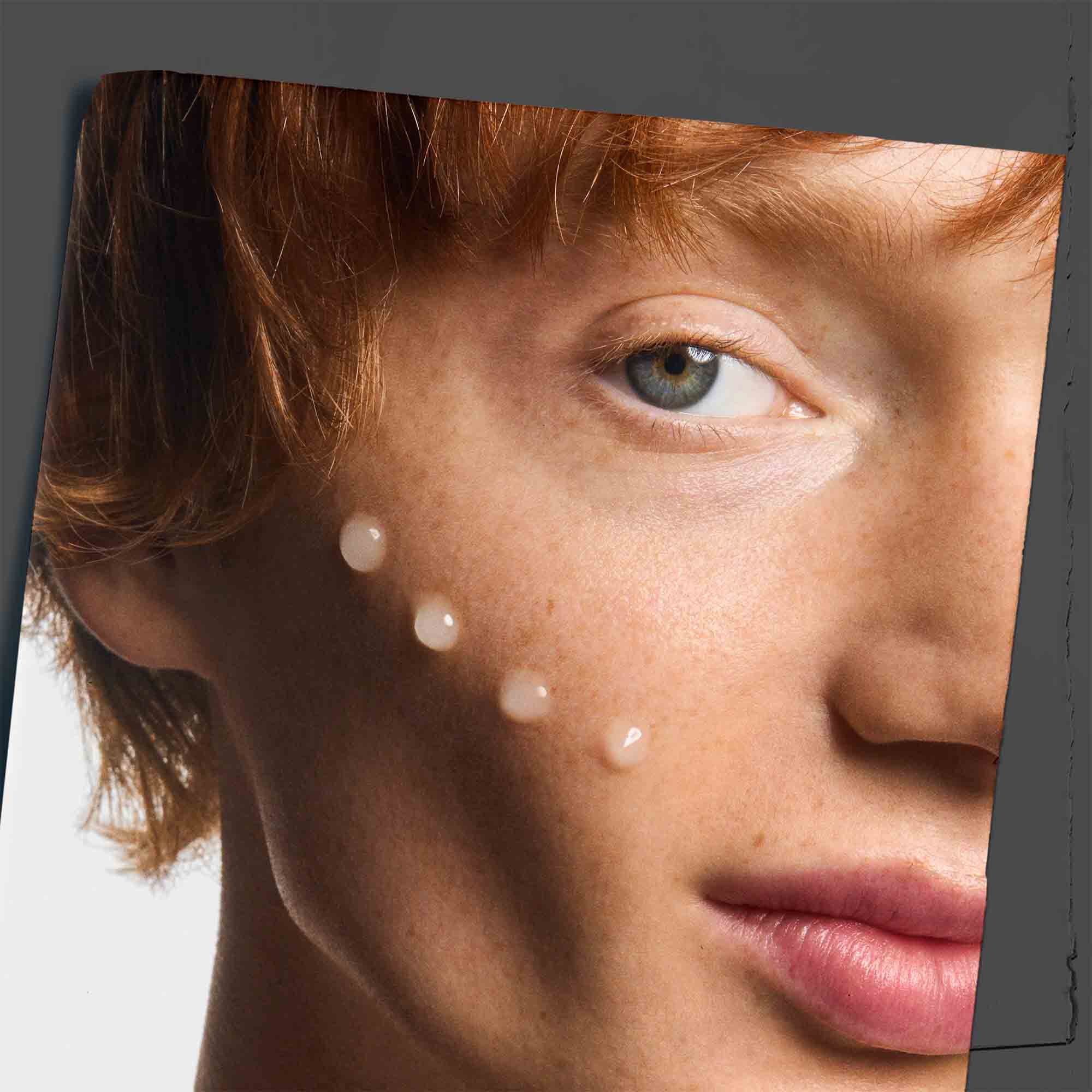 Age Defender Power Serum applicato sullo zigomo, a dimostrazione del suo utilizzo sulla pelle.