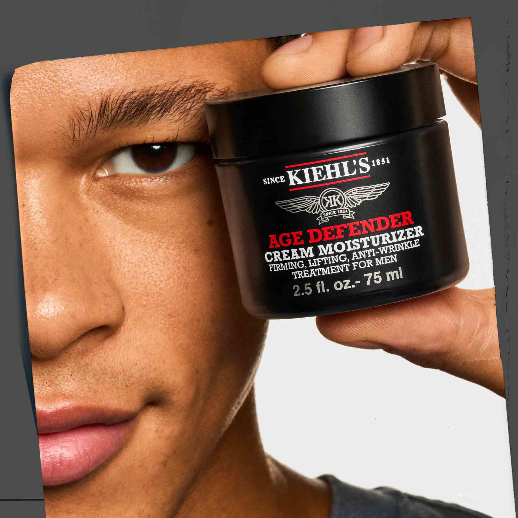 Age Defender Cream Moisturizer tenuto in mano, a dimostrazione della sua praticita e facilita d'uso.