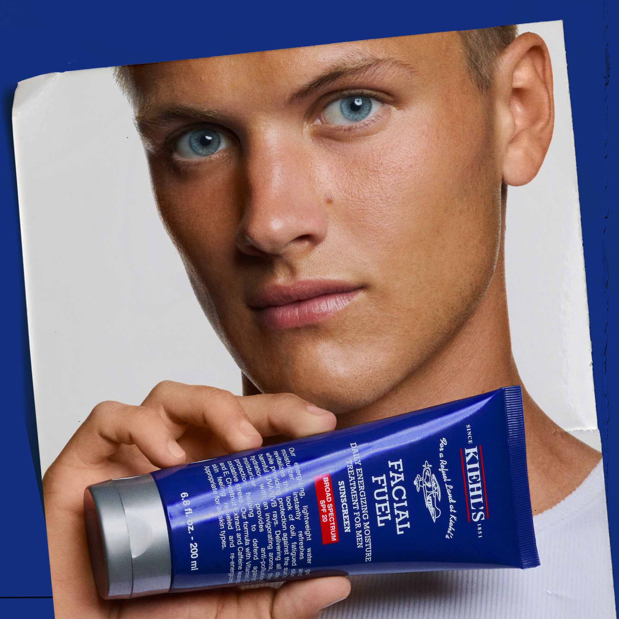 Facial Fuel Moisturizer SPF 19 tenuto in mano, a dimostrazione del suo utilizzo.